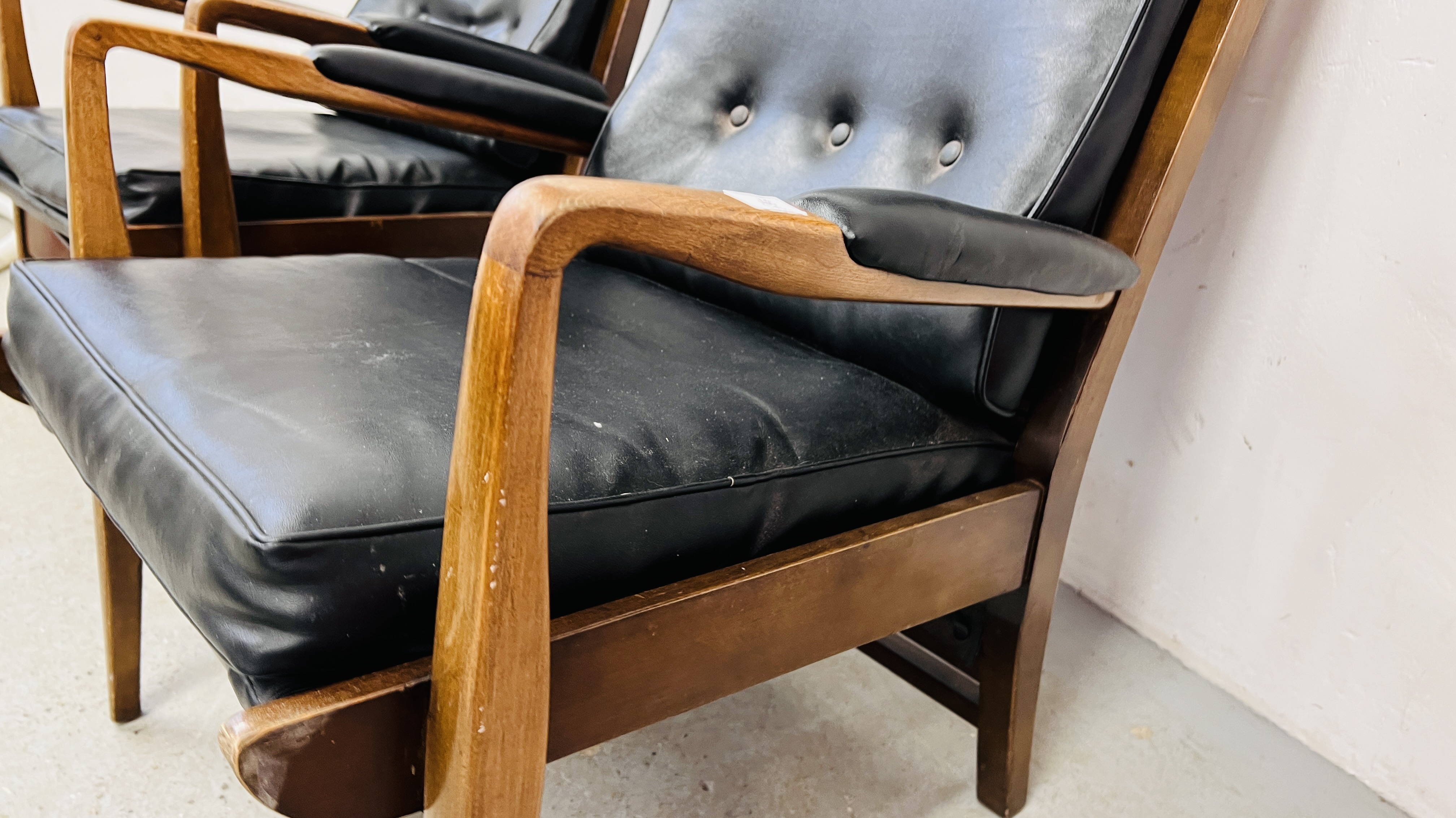 A PAIR OF RETRO CONTEMPORARY BLACK FAUX LEATHER EASY STYLE CHAIR BEARING ORIGINAL MAKERS LABEL - Image 4 of 19