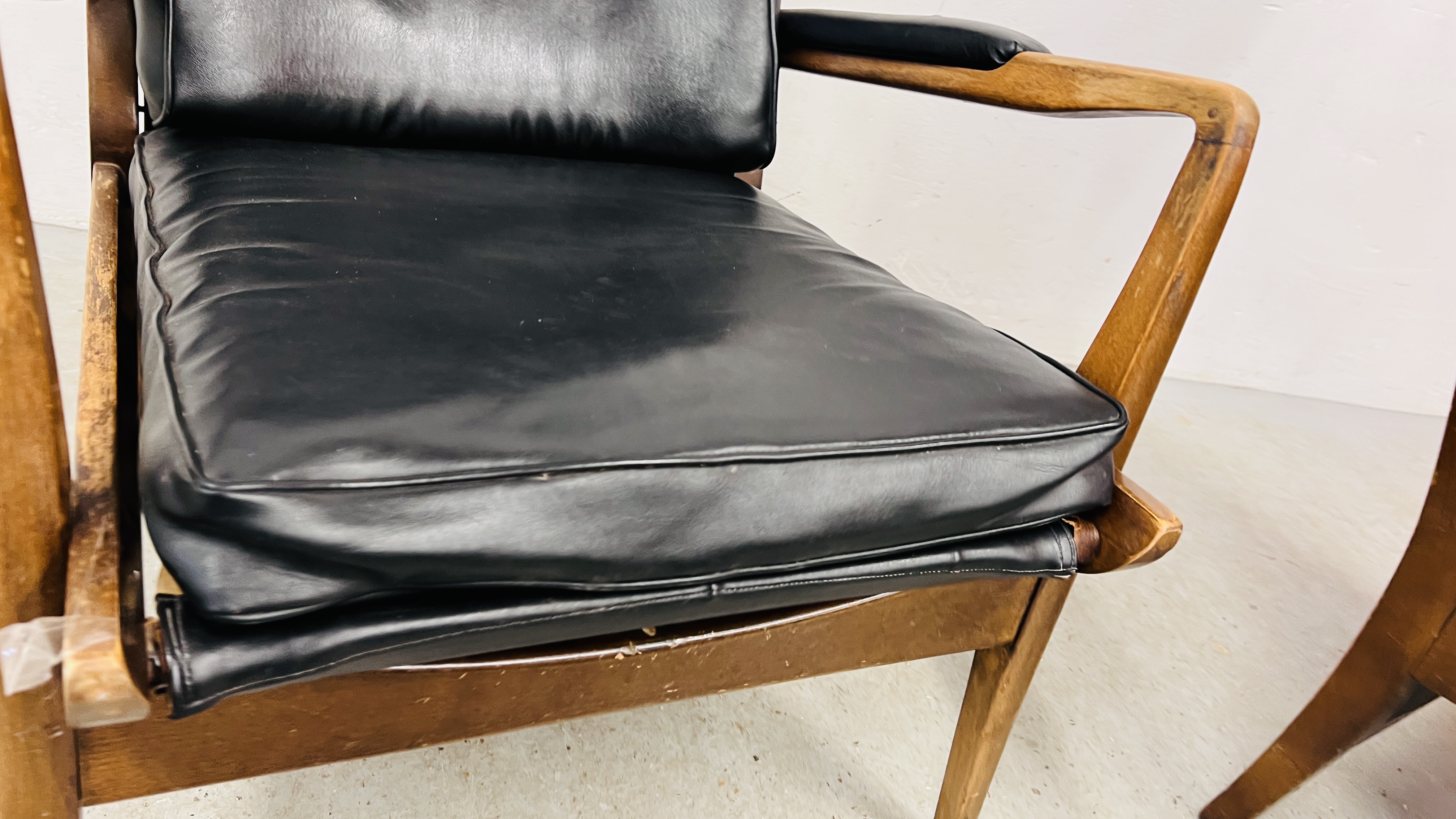 A PAIR OF RETRO CONTEMPORARY BLACK FAUX LEATHER EASY STYLE CHAIR BEARING ORIGINAL MAKERS LABEL - Image 16 of 19