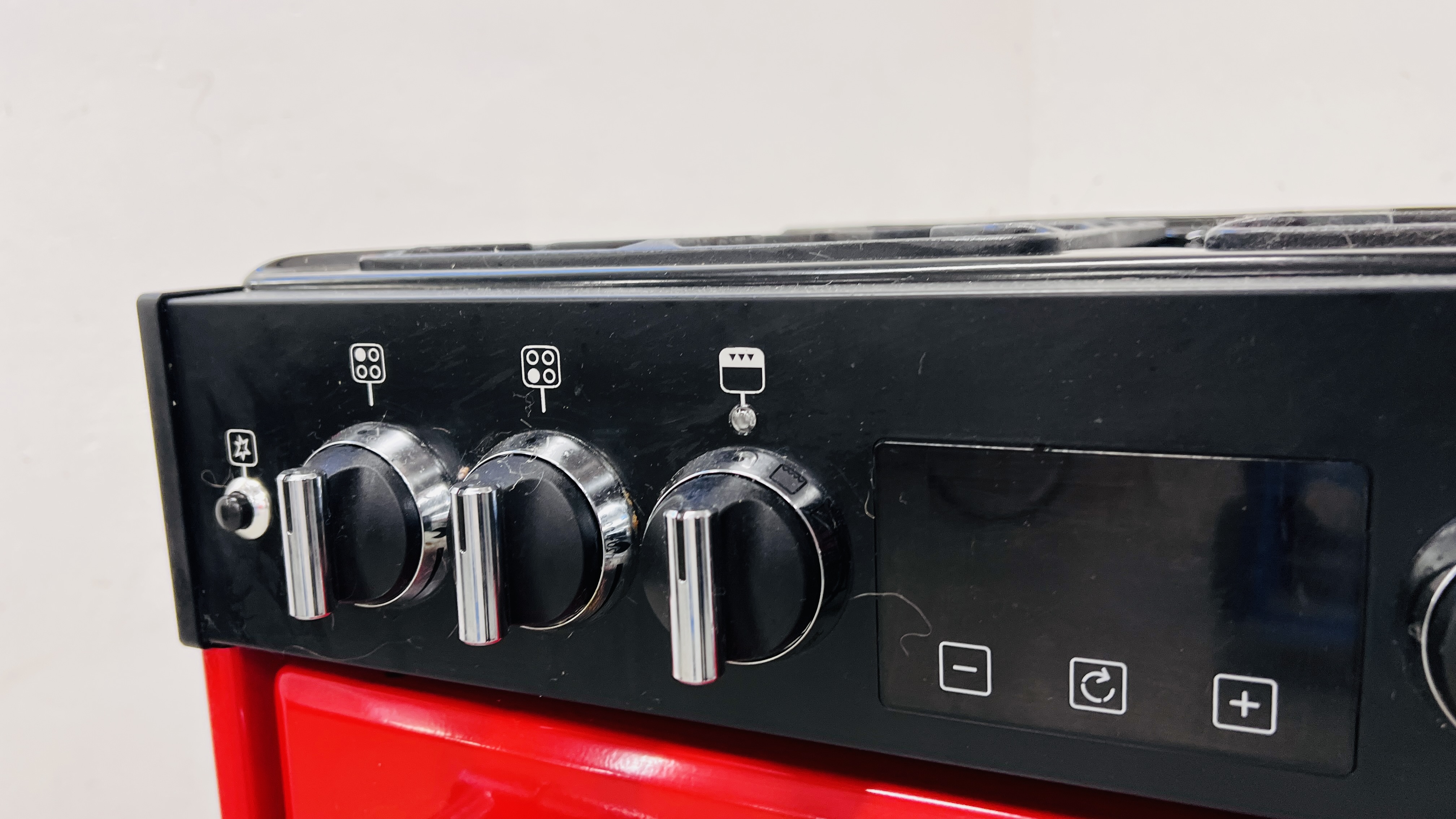 A BELLING "FARMHOUSE" MAINS GAS HOB, ELECTRIC SLOT IN COOKER FINISHED IN "HOT JALAPENO" RED, - Image 5 of 11