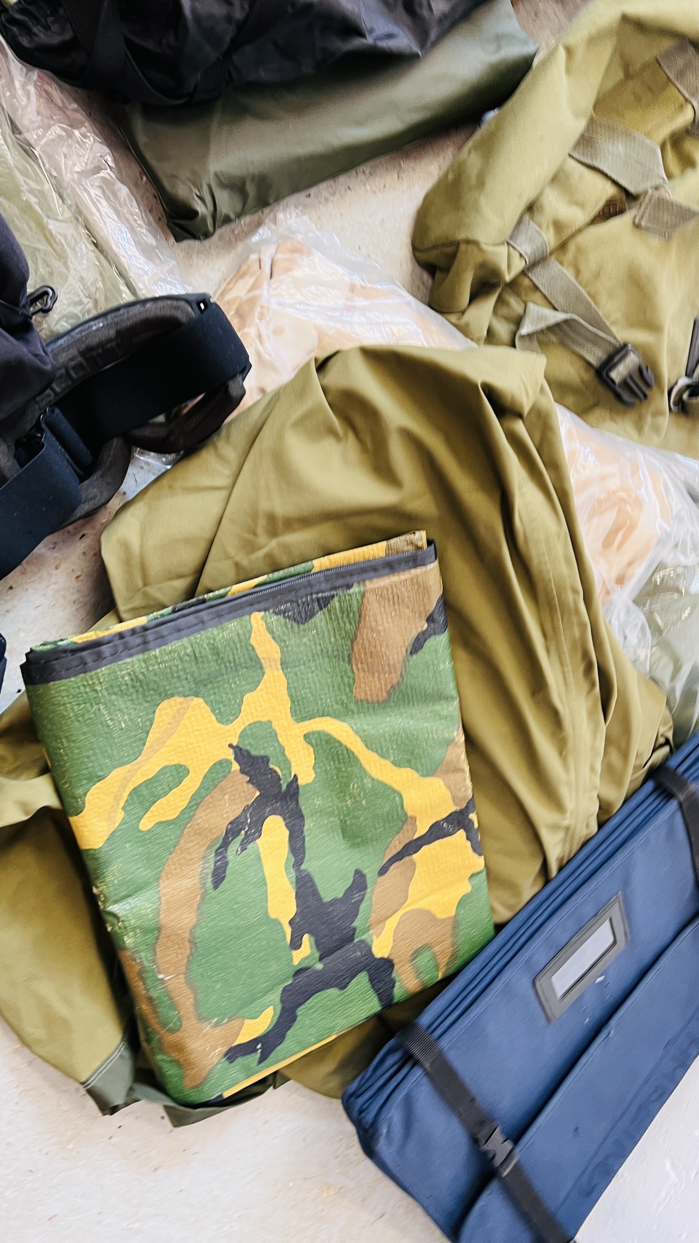 7 X KIT BAGS CONTAINING AN EXTENSIVE GROUP OF TACTICAL ARMY CLOTHING, BACK PACKS, - Image 12 of 24