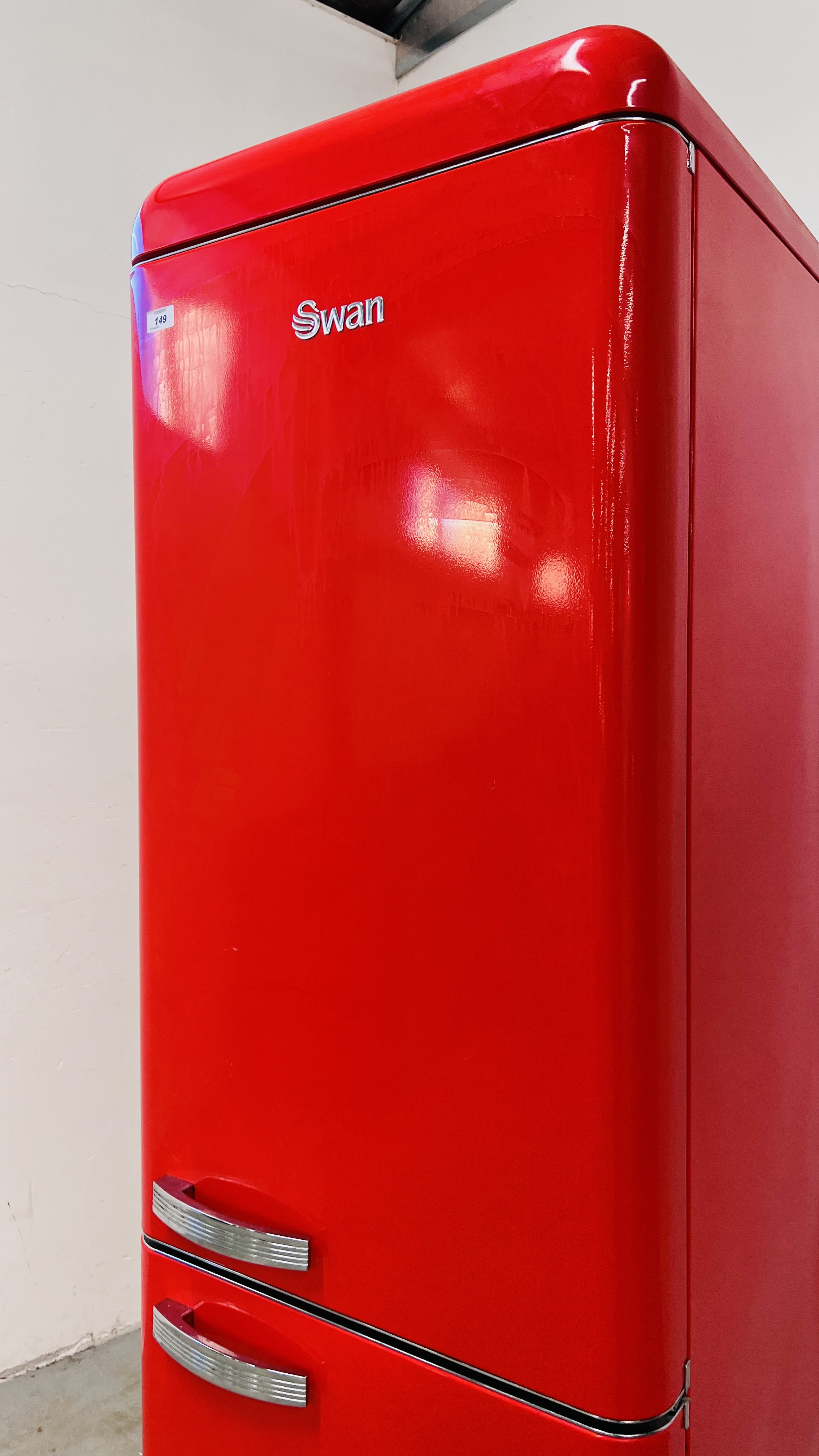 A SWAN RETRO STYLE RED FINISH FRIDGE FREEZER - SOLD AS SEEN. - Image 3 of 13