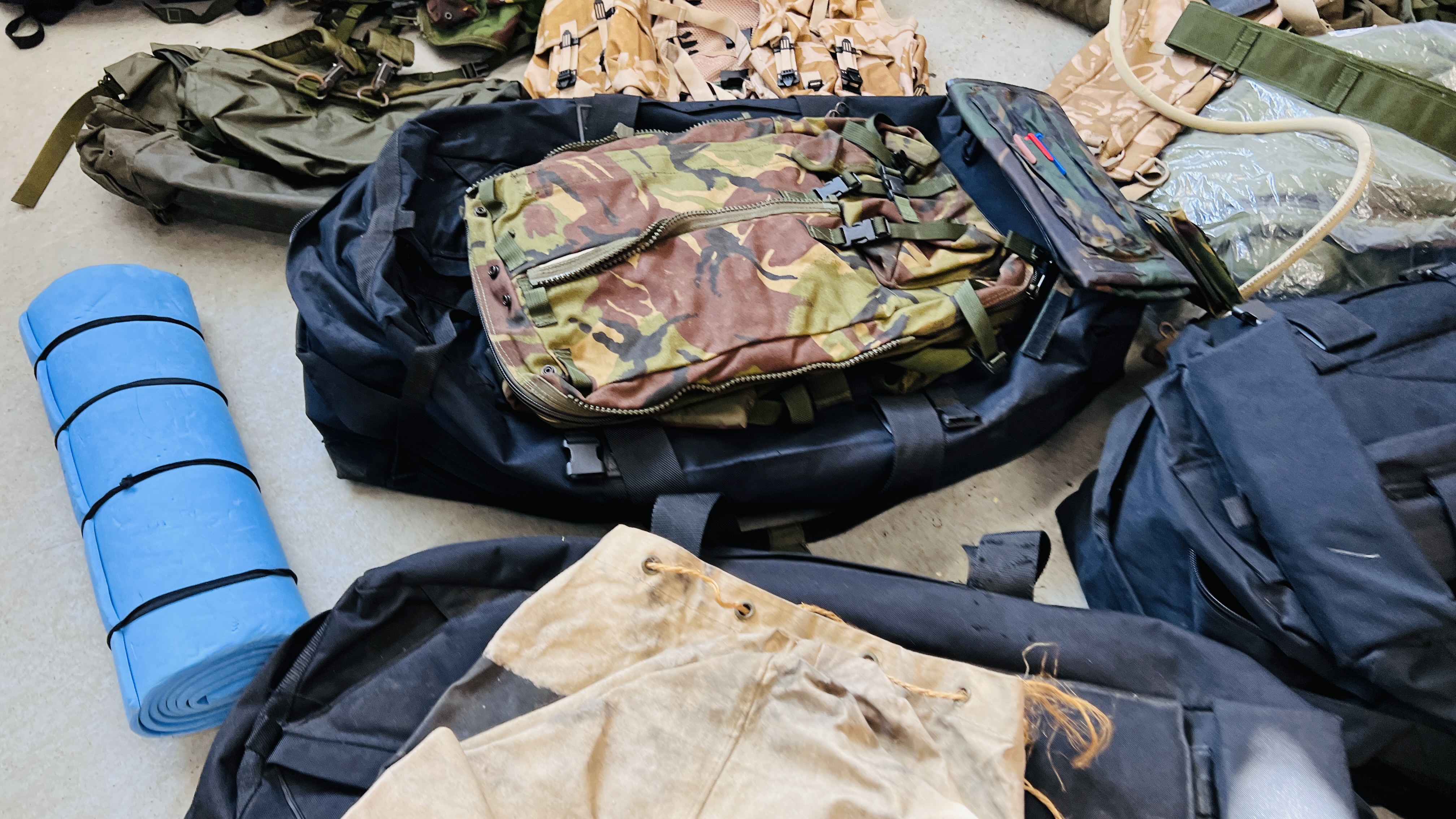 7 X KIT BAGS CONTAINING AN EXTENSIVE GROUP OF TACTICAL ARMY CLOTHING, BACK PACKS, - Image 4 of 24
