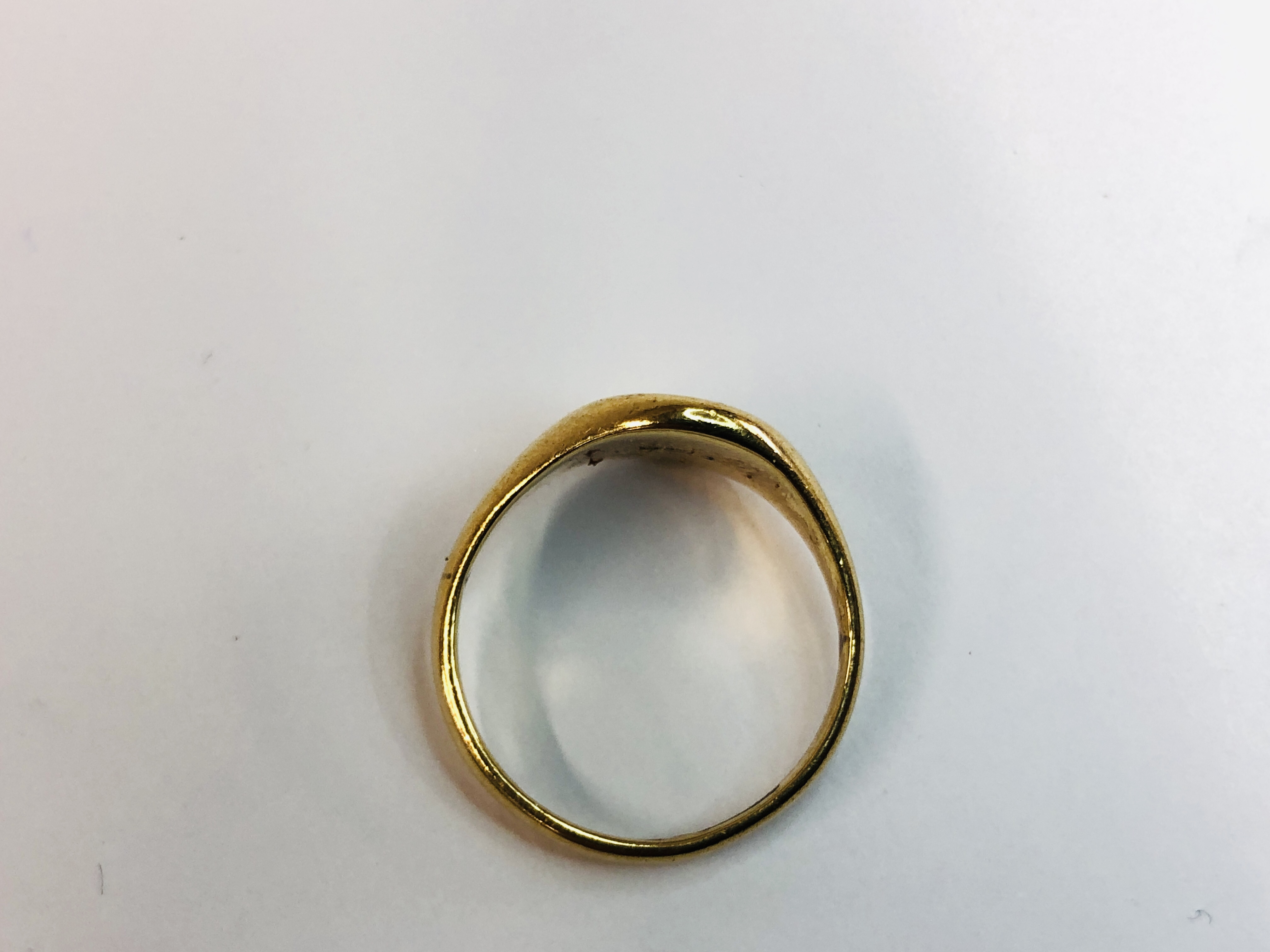 AN ANTIQUE 9CT GOLD SIGNET RING. - Image 5 of 8