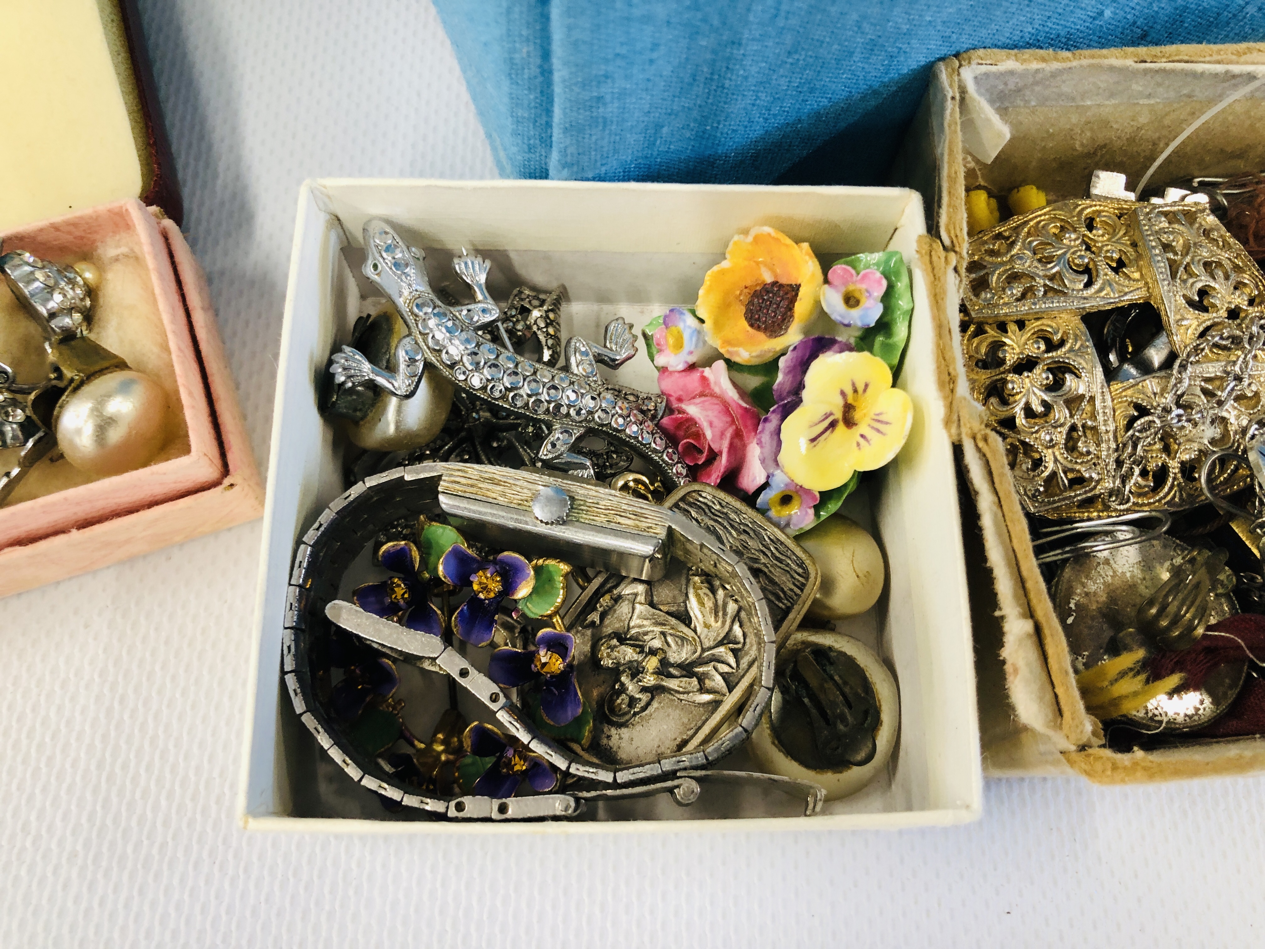 3 X BOXES OF ASSORTED COSTUME JEWELLERY TO INCLUDE VINTAGE BROOCHES, COMPACTS & WATCHES, - Image 12 of 14