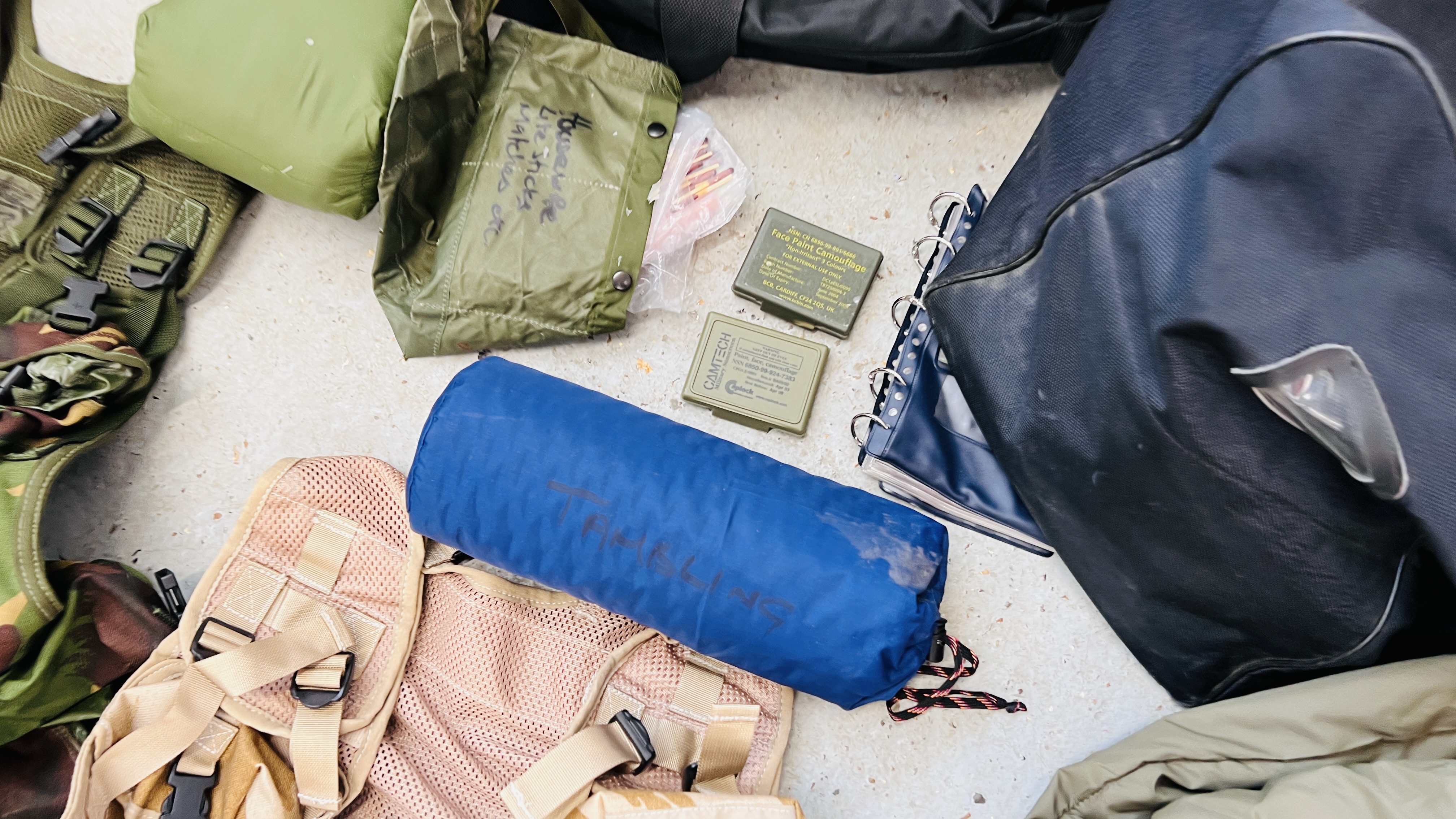 7 X KIT BAGS CONTAINING AN EXTENSIVE GROUP OF TACTICAL ARMY CLOTHING, BACK PACKS, - Image 19 of 24