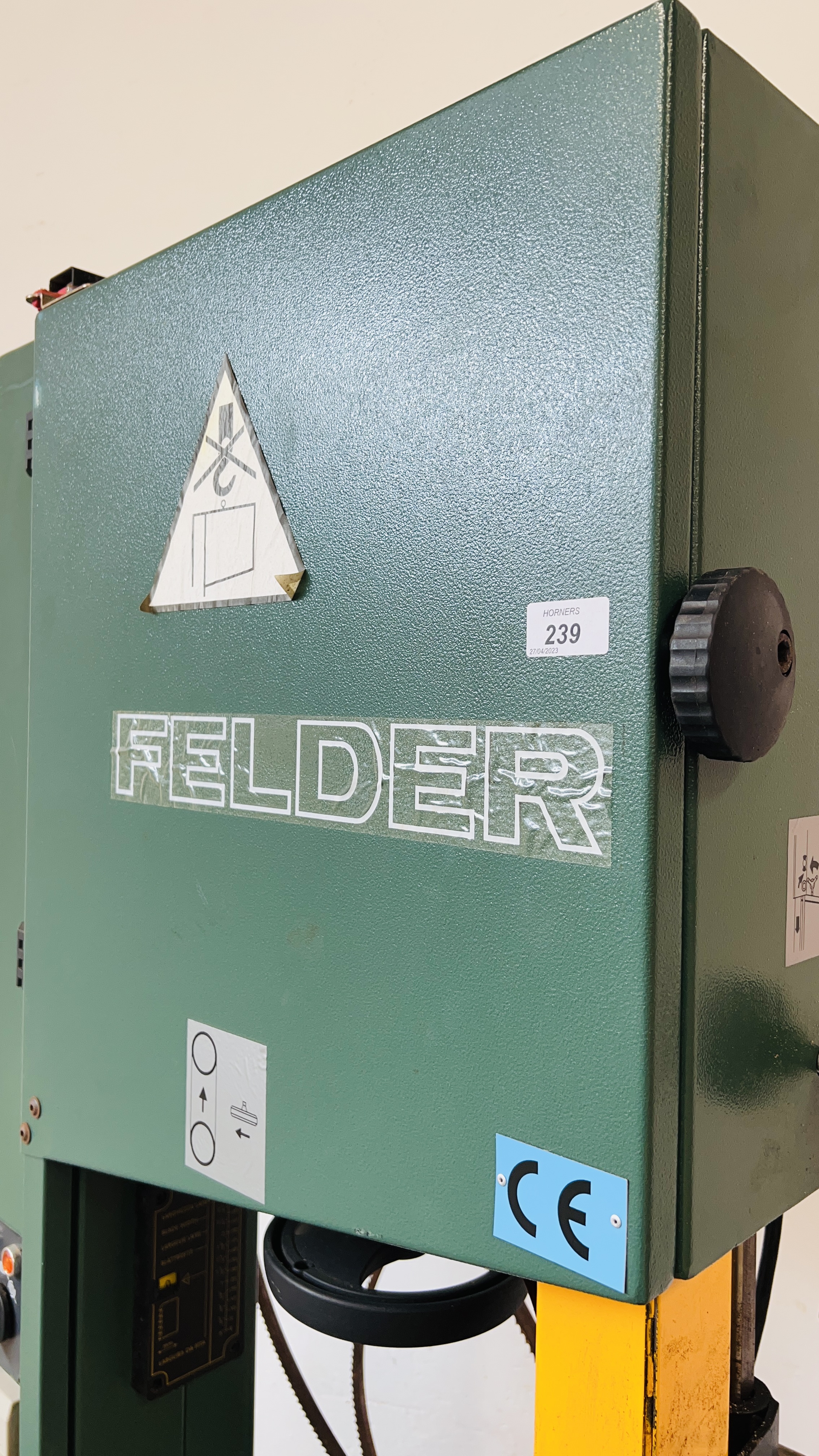 A PROFESSIONAL FELDER COMMERCIAL BANDSAW MODEL FB400 - SOLD AS SEEN. - Image 3 of 16