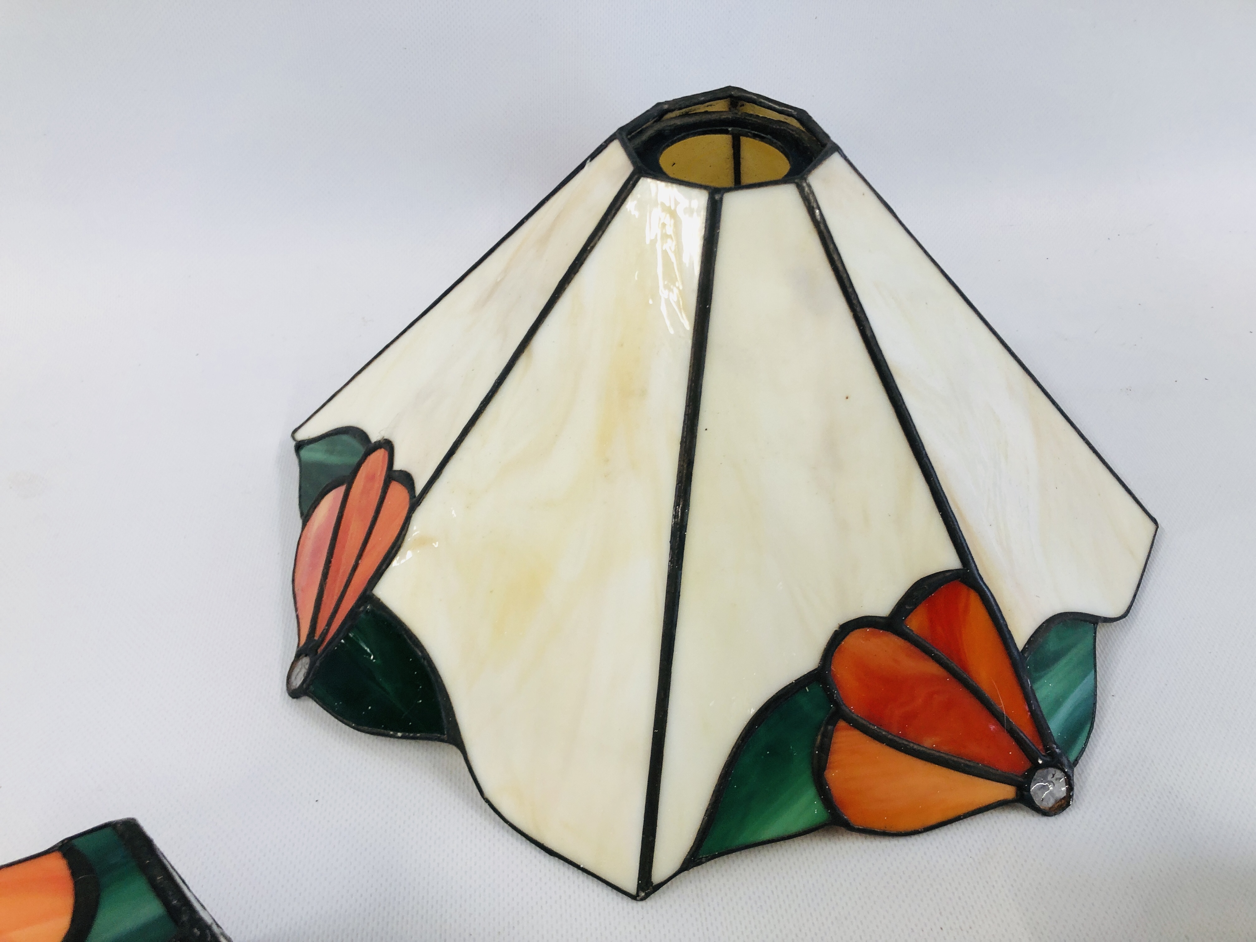 A TIFFANY STYLE STAINED GLASS PENDANT LAMP SHADE ALONG WITH TWO MATCHING WALL LIGHT SHADES, 1 A/F. - Image 2 of 7