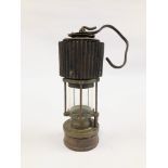 A VINTAGE TYPE H.C.P. PATTERSON LAMPS LTD FELLINC ON TYNE PARAFIN LAMP.