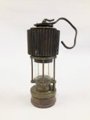 A VINTAGE TYPE H.C.P. PATTERSON LAMPS LTD FELLINC ON TYNE PARAFIN LAMP.