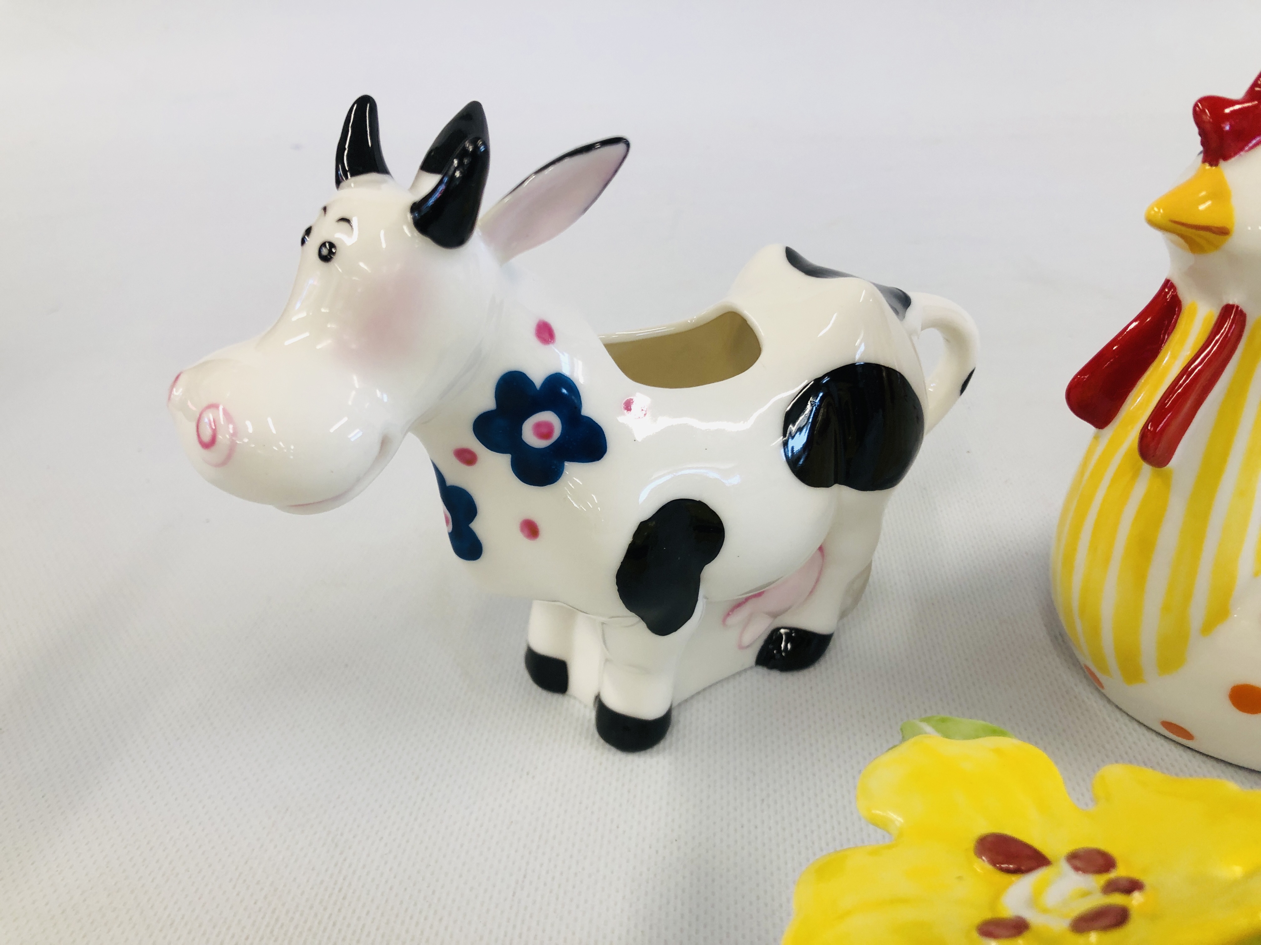 A COLLECTION OF 8 PAIRS OF VILLEROY & BOCH PERCELAIN FARM YARD CHARACTERS IN THE FORM OF COW CREAM - Image 7 of 9