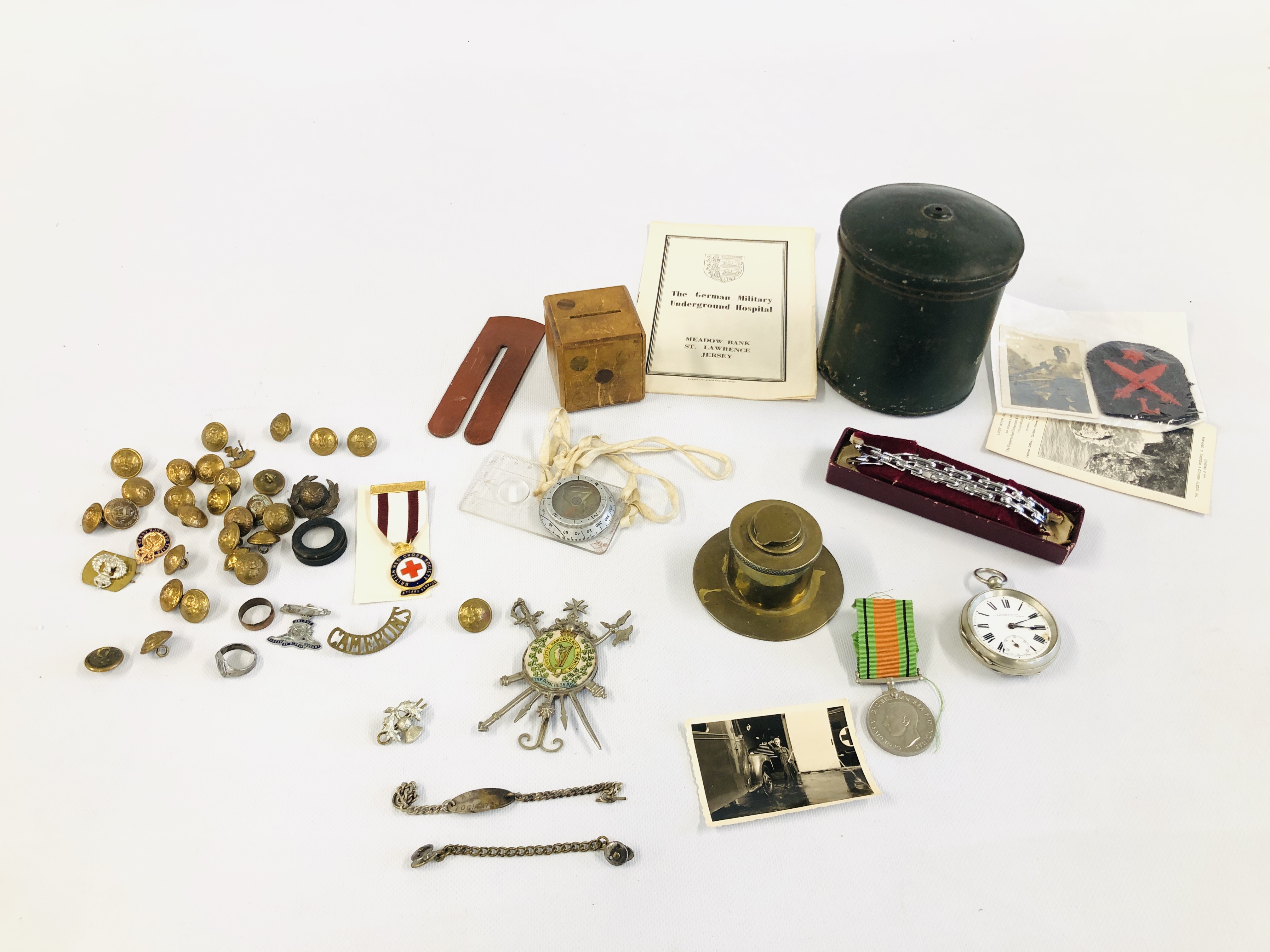 A BOX OF MILITARIA TO INCLUDE BUTTONS, TRENCH ART, COMPASS, SWEETHEART ROYAL IRISH MENU HOLDER ETC.