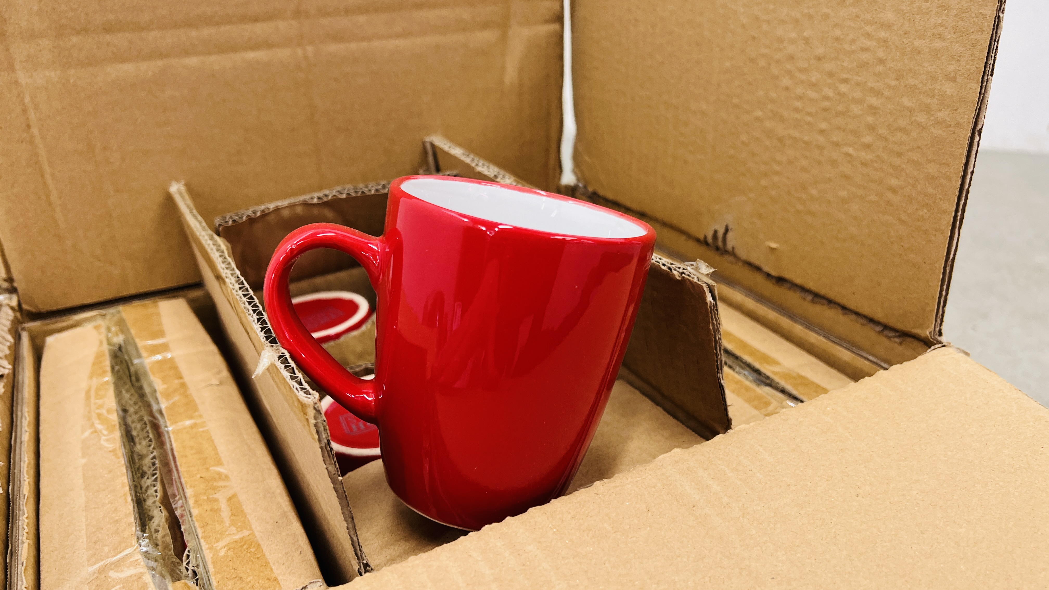 2 X BOXES OF MODERN RED FINISH KITCHEN ACCESSORIES AND CHINA TO INCLUDE SCALES, CLOCK, - Image 15 of 16