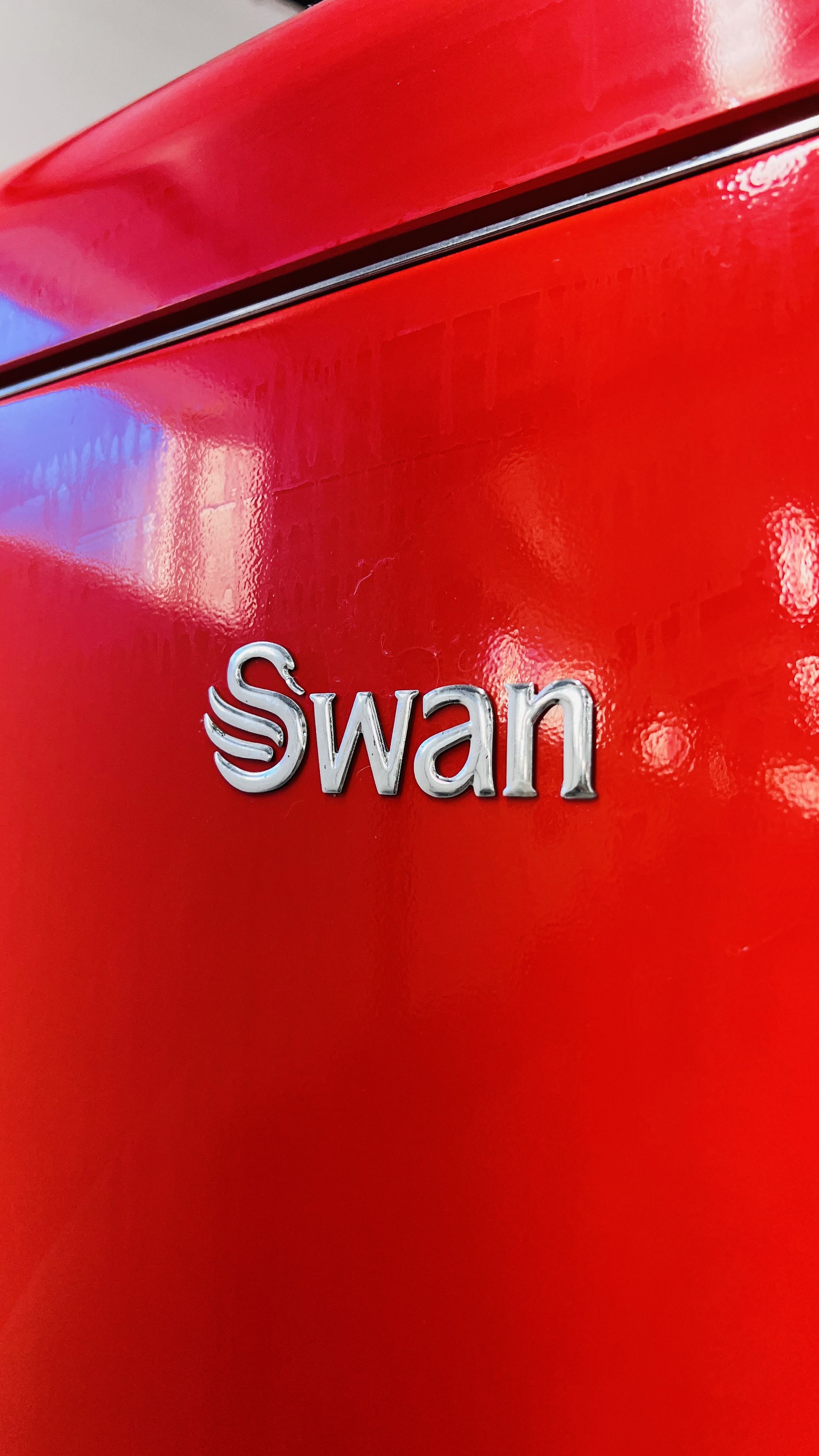 A SWAN RETRO STYLE RED FINISH FRIDGE FREEZER - SOLD AS SEEN. - Image 4 of 13