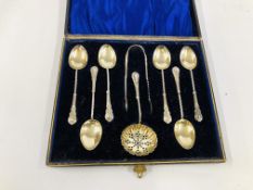 A CASED SILVER 8 PIECE SET OF CUTLERY COMPRISING OF 6 SPOONS,