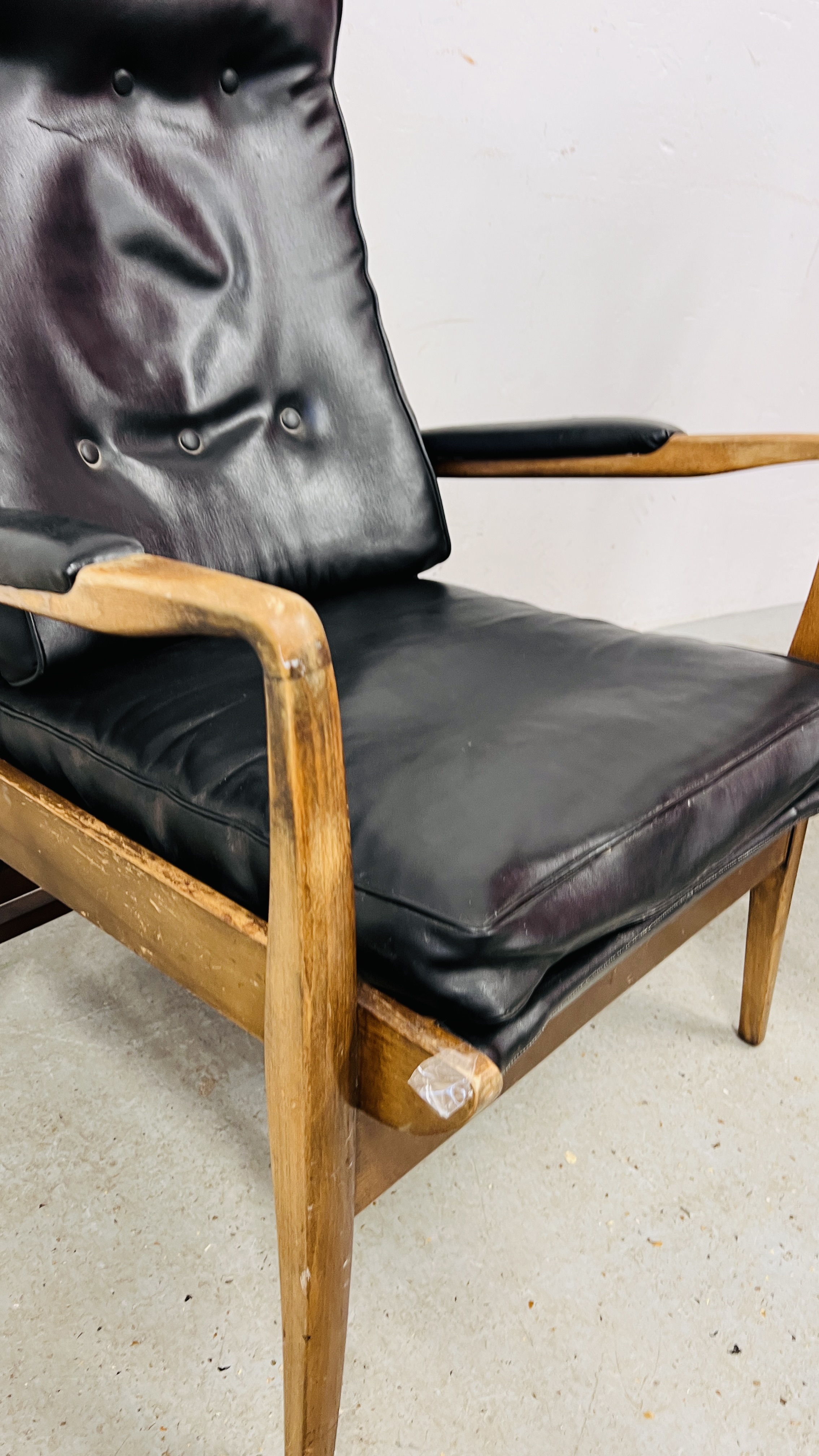 A PAIR OF RETRO CONTEMPORARY BLACK FAUX LEATHER EASY STYLE CHAIR BEARING ORIGINAL MAKERS LABEL - Image 14 of 19