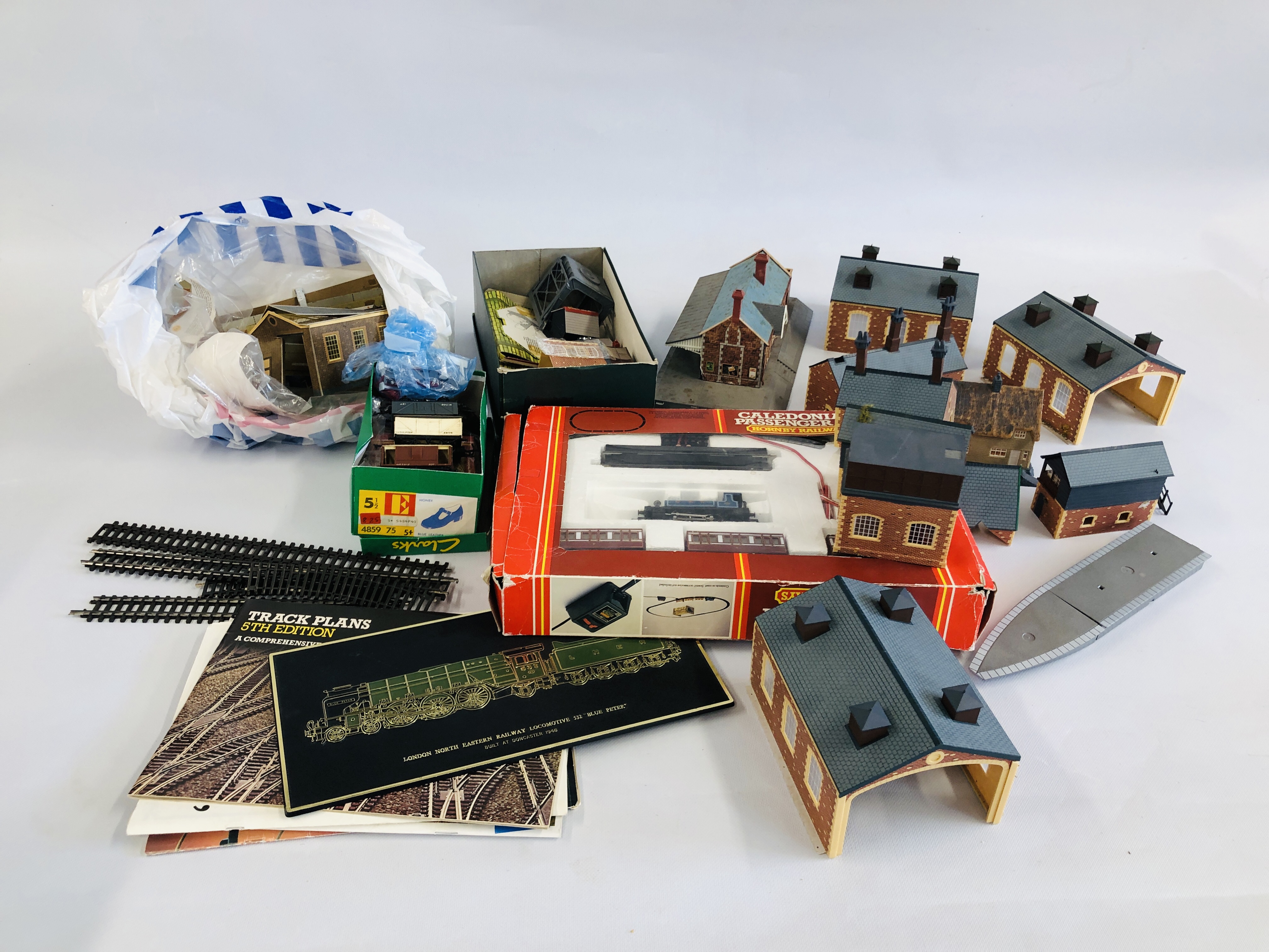 A BOXED HORNBY, CALEDONIAN PASSENGERS SET ALONG WITH 2 BOXES OF TRACKSIDE TO INCLUDE BUILDING.