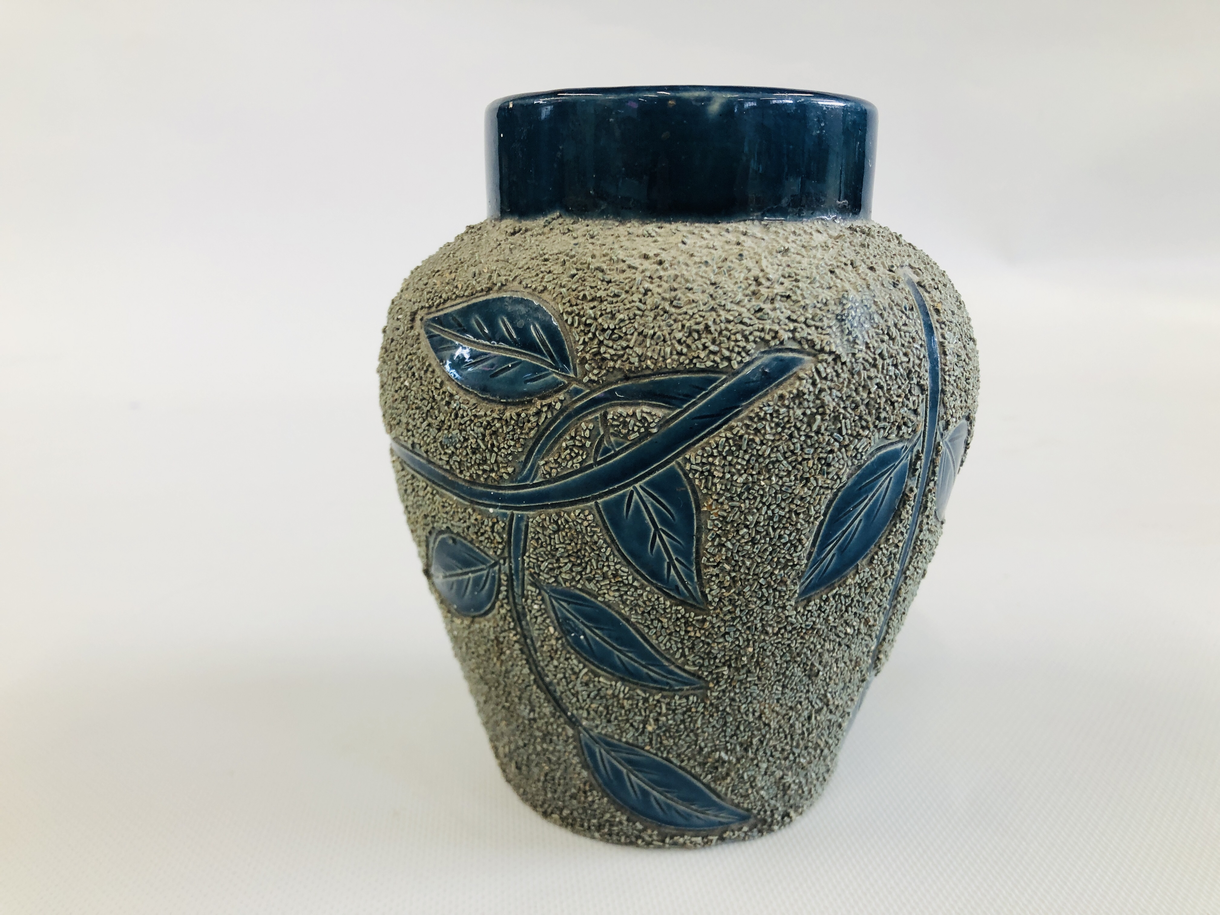 A VINTAGE JAPANESE IMARI BUD VASE, - Image 16 of 17