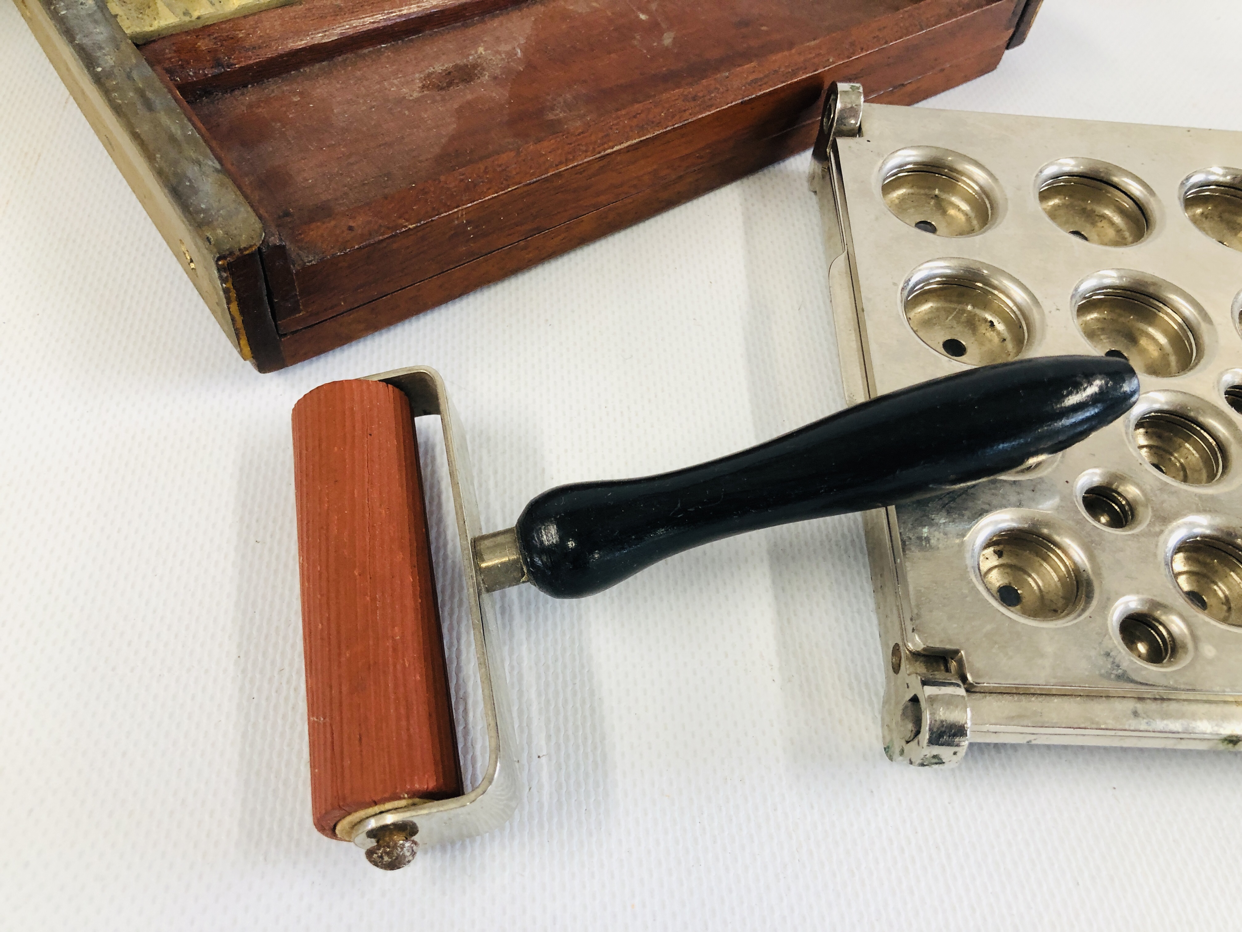 A VINTAGE WOODEN AND BRASS PILL PRESS ALONG WITH A FURTHER STAINLESS STEEL EXAMPLE AND A SMALL - Image 3 of 6