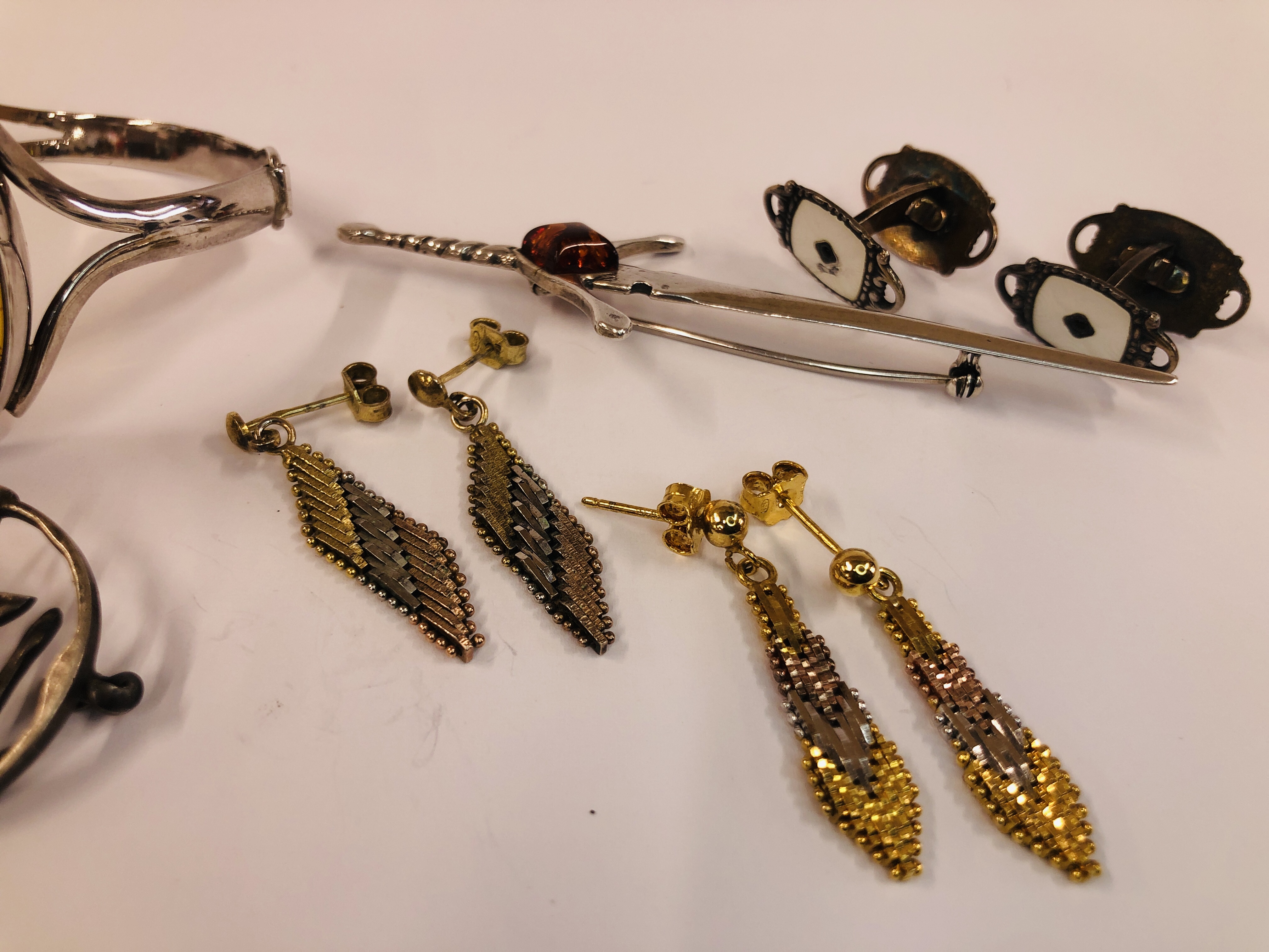 A COLLECTION OF SILVER JEWELLERY TO INCLUDE AN AMBER BRACELET AND BROOCH, - Image 3 of 5