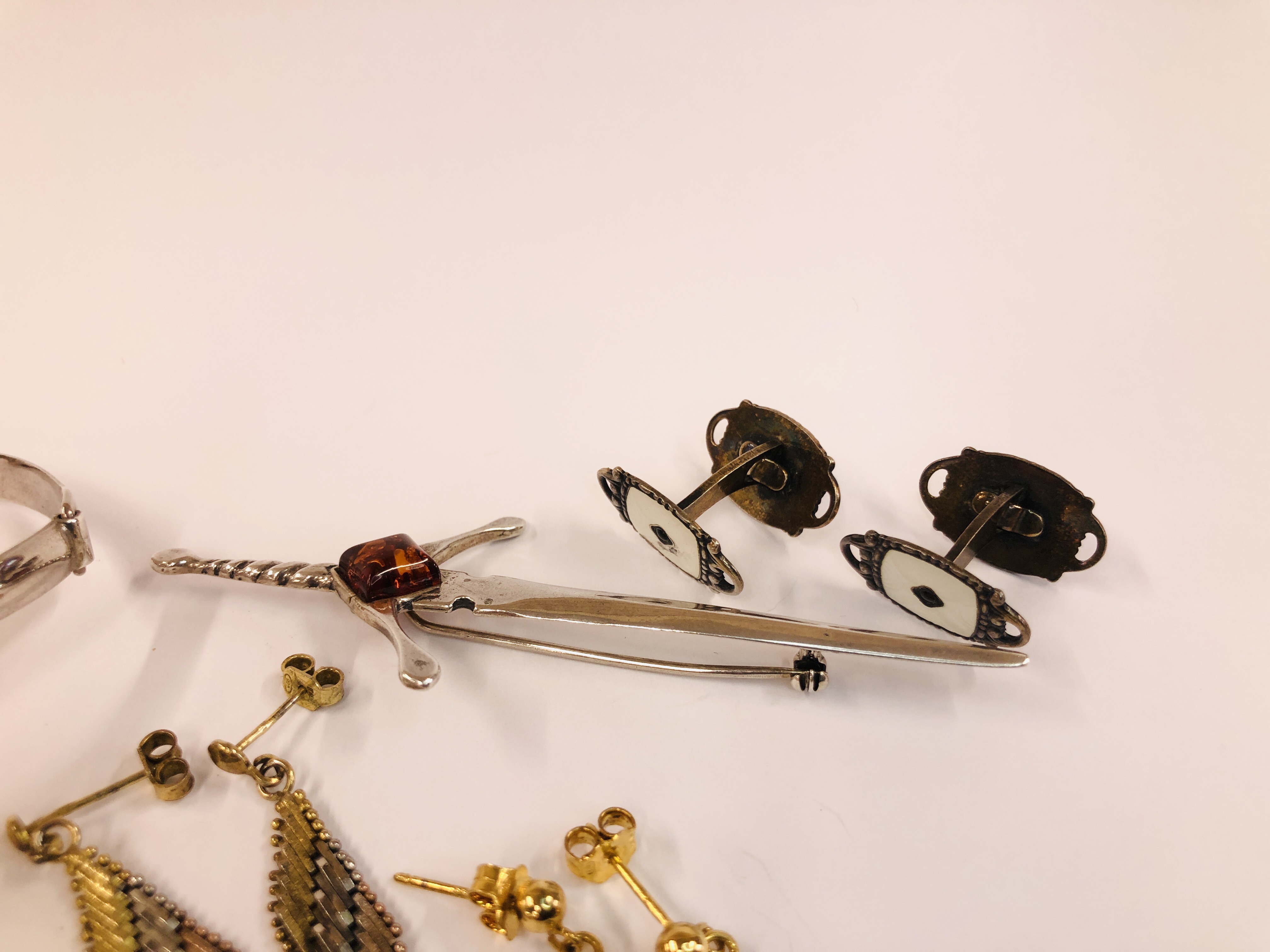 A COLLECTION OF SILVER JEWELLERY TO INCLUDE AN AMBER BRACELET AND BROOCH, - Image 4 of 5