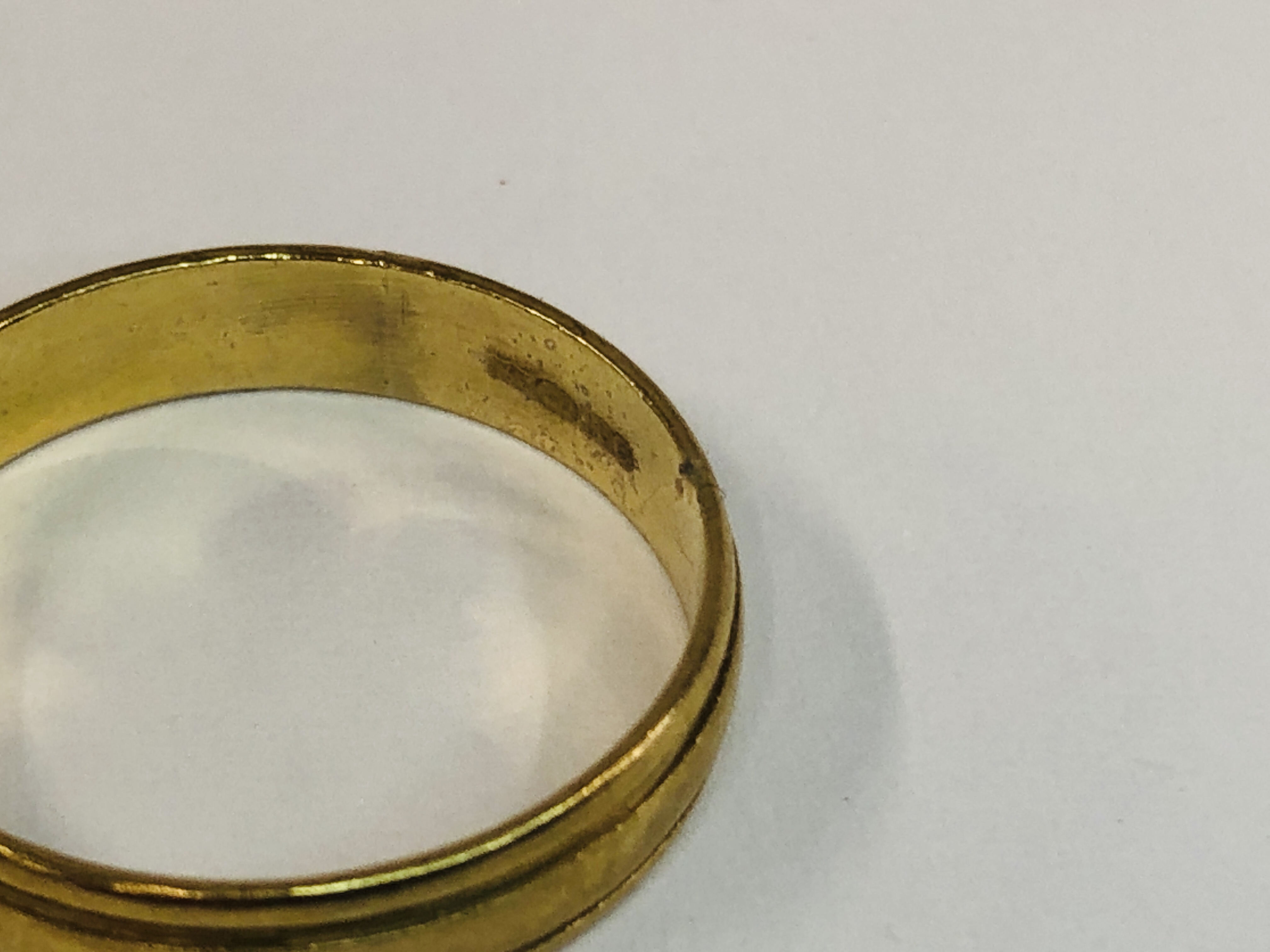 A 9CT GOLD WEDDING BAND. - Image 3 of 7