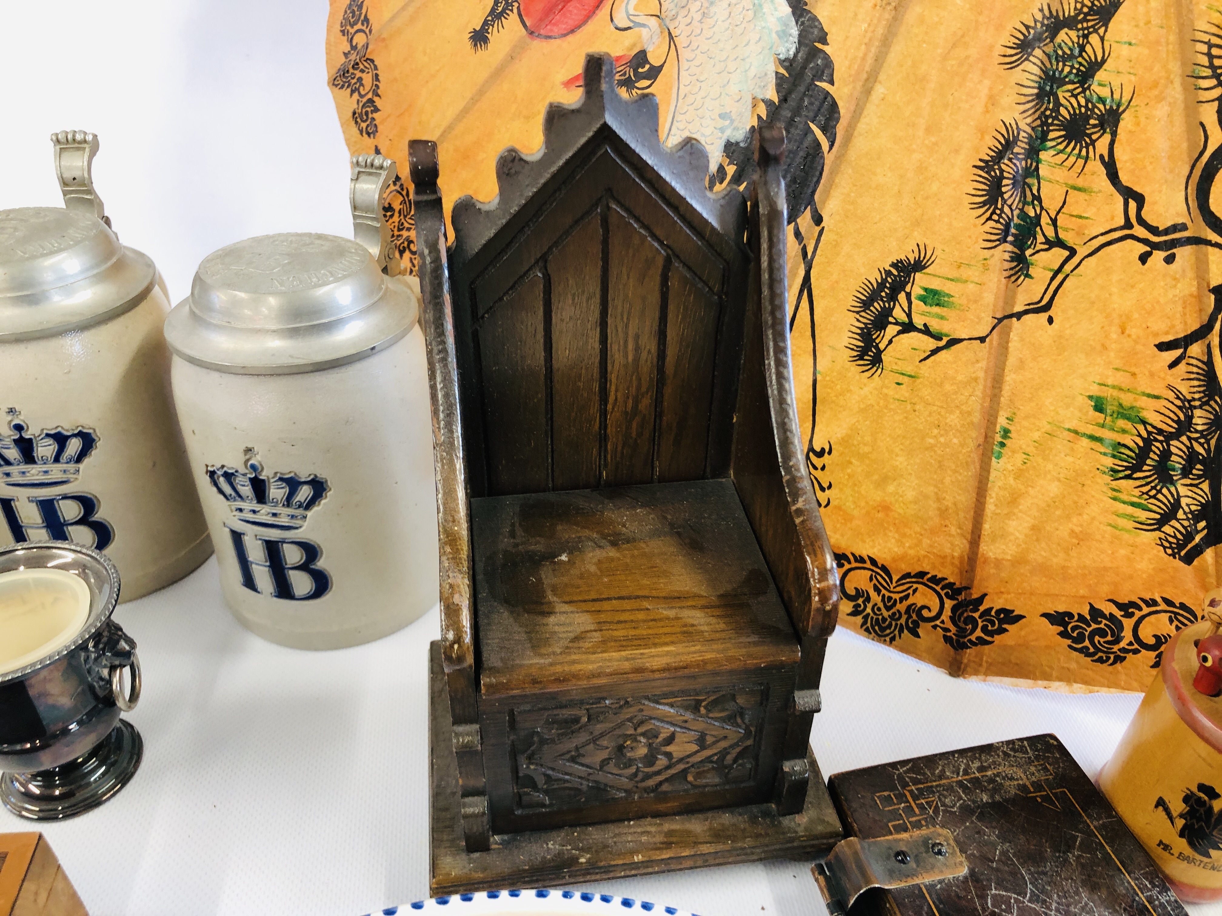 A BOX OF ASSORTED COLLECTABLES AND CHINA TO INCLUDE A SAVINGS BANK, PRESS, TANKARD, CASED CUTLERY, - Image 6 of 13