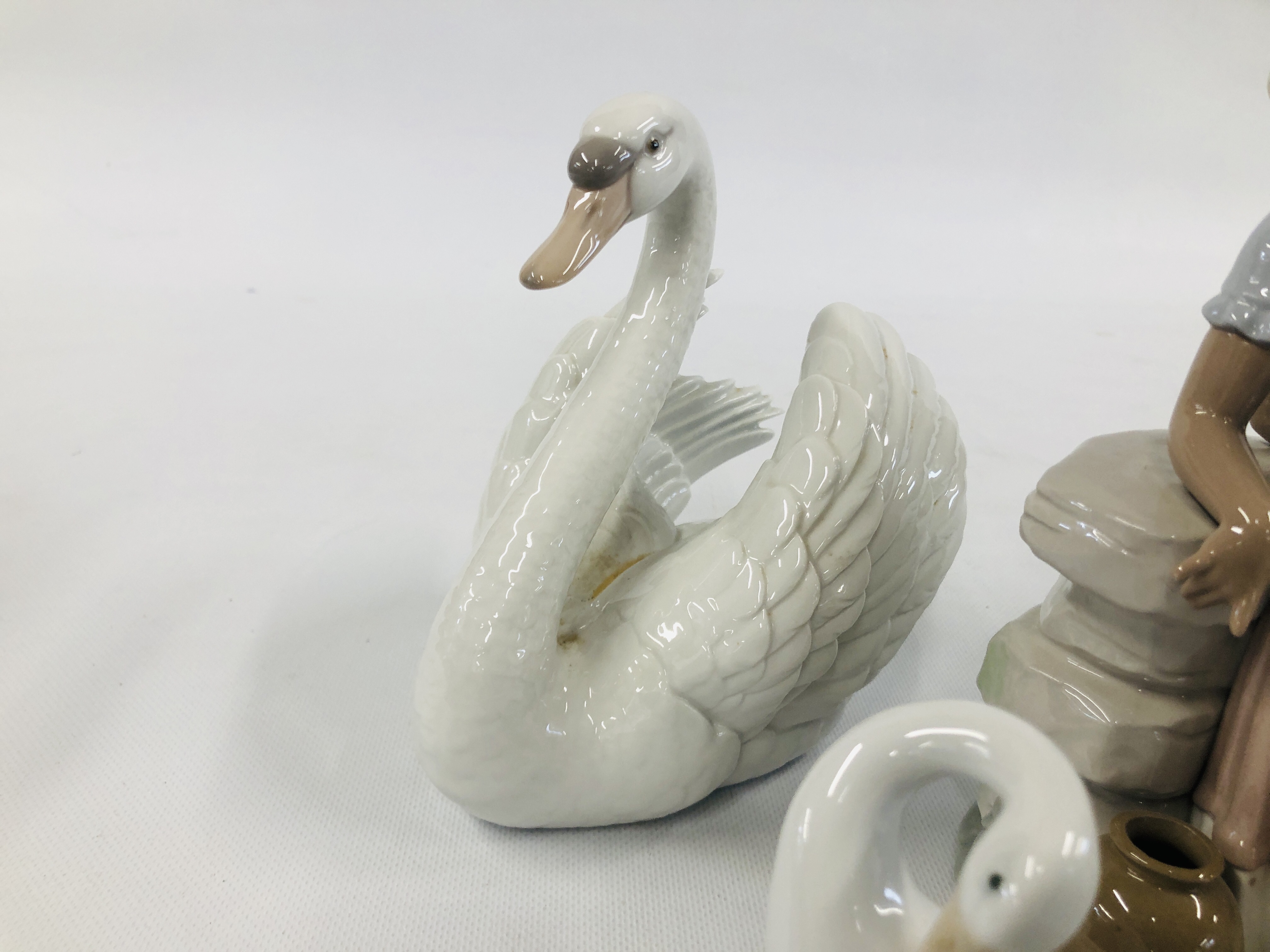 A COLLECTION OF 6 LLADRO CABINET ORNAMENTS TO INCLUDE SWAN, SAILOR ETC. - Image 3 of 9