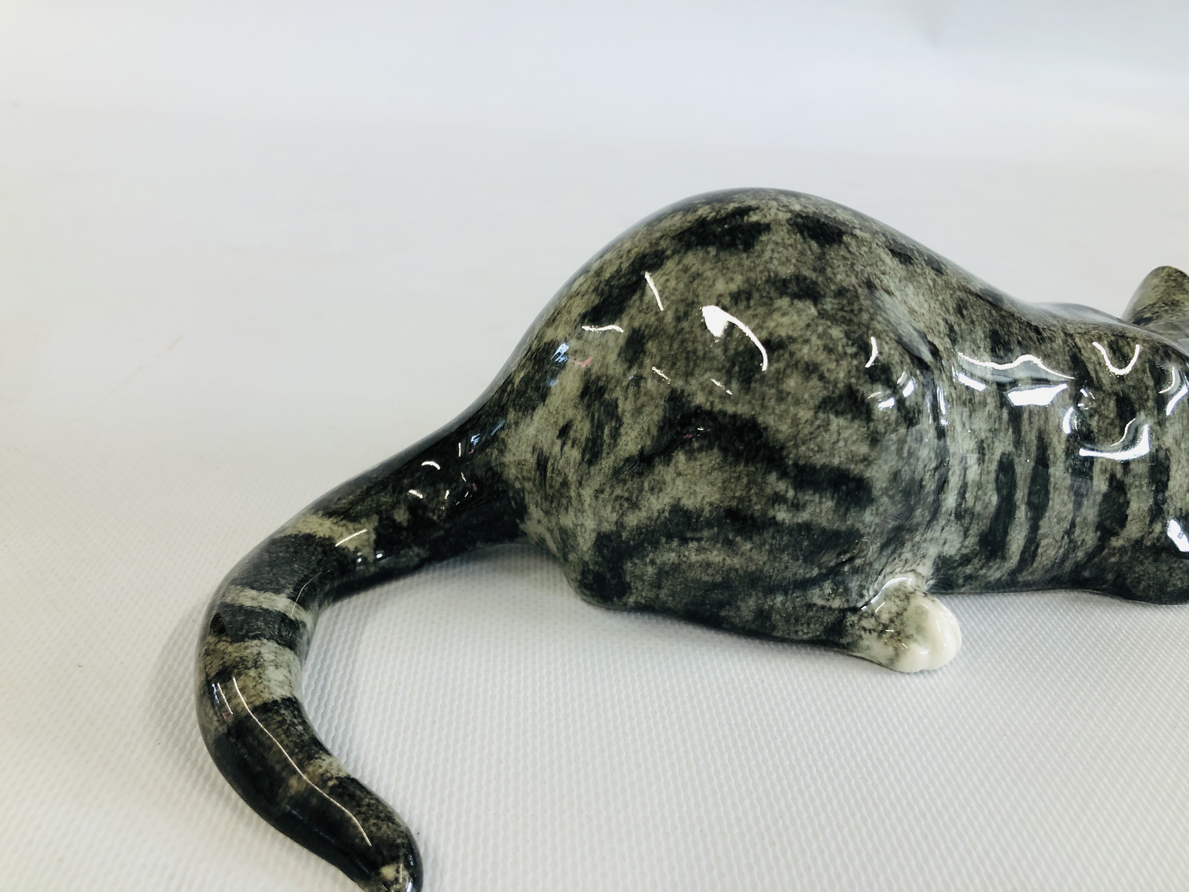 A POTTERY EXAMPLE OF A GREY CAT "READY TO PLAY" SIGNED TO THE BASE MIKE HINTON, H 8CM X L 26CM. - Image 5 of 7