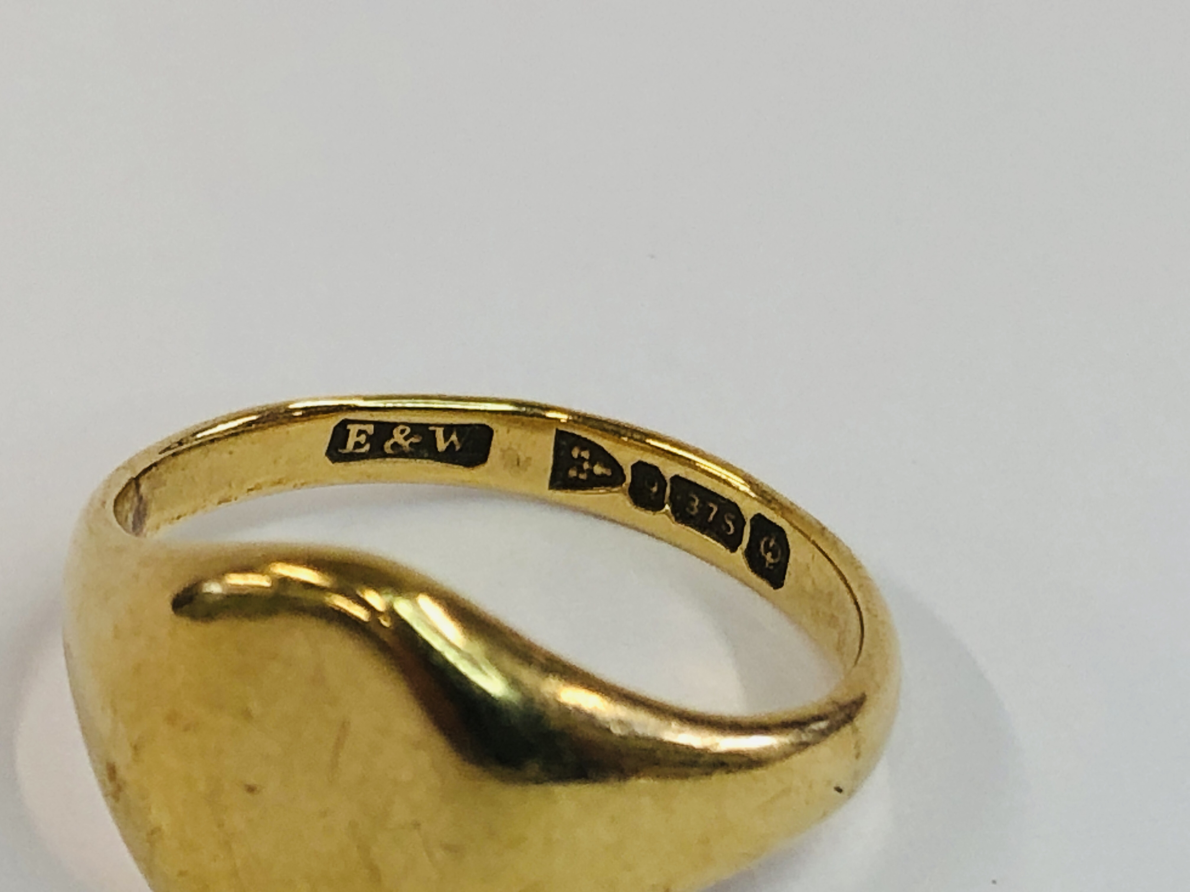 AN ANTIQUE 9CT GOLD SIGNET RING. - Image 3 of 8