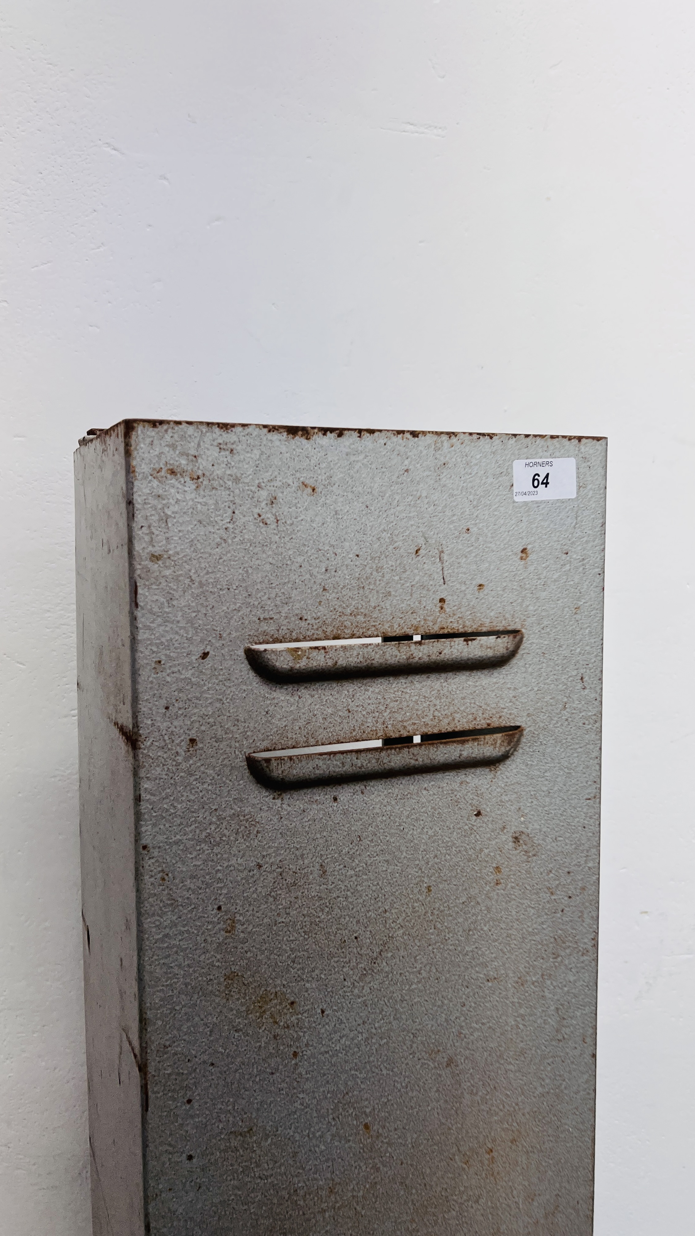A STEEL WALL MOUNTED SECURITY CABINET COMPLETE WITH KEY. - Image 2 of 5