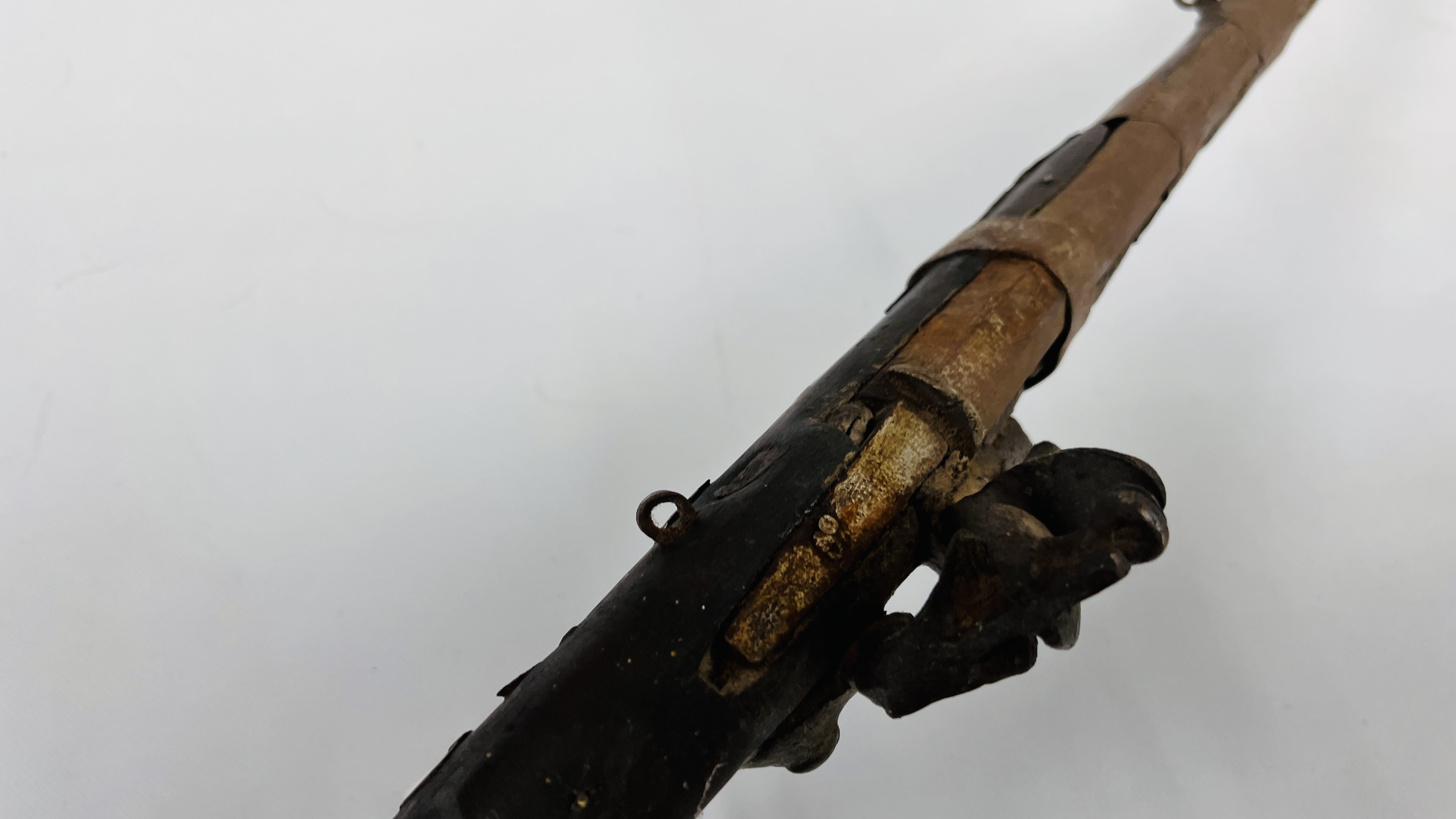 ANTIQUE SIND FLINT LOCK LONG RIFLE. - Image 10 of 12