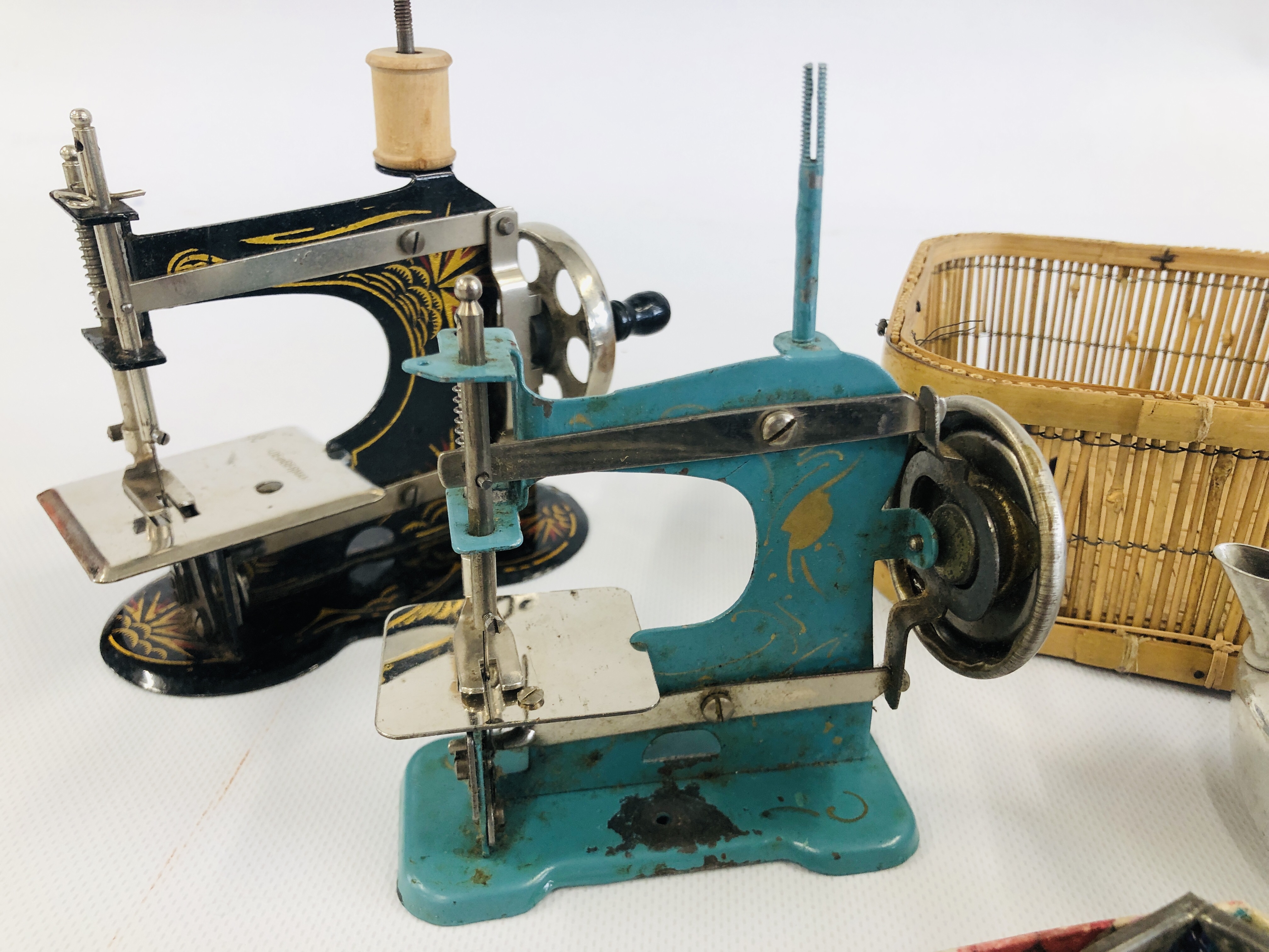 TWO VINTAGE TOY SEWING MACHINES ALONG WITH VINTAGE TOY CUTLERY AND TEAWARE. - Image 5 of 8