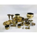 A BOX CONTAINING AN EXTENSIVE COLLECTION OF ASSORTED VINTAGE BRASSWARE TO INCLUDE INDIAN AND ETHNIC