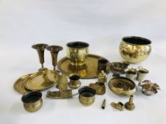 A BOX CONTAINING AN EXTENSIVE COLLECTION OF ASSORTED VINTAGE BRASSWARE TO INCLUDE INDIAN AND ETHNIC