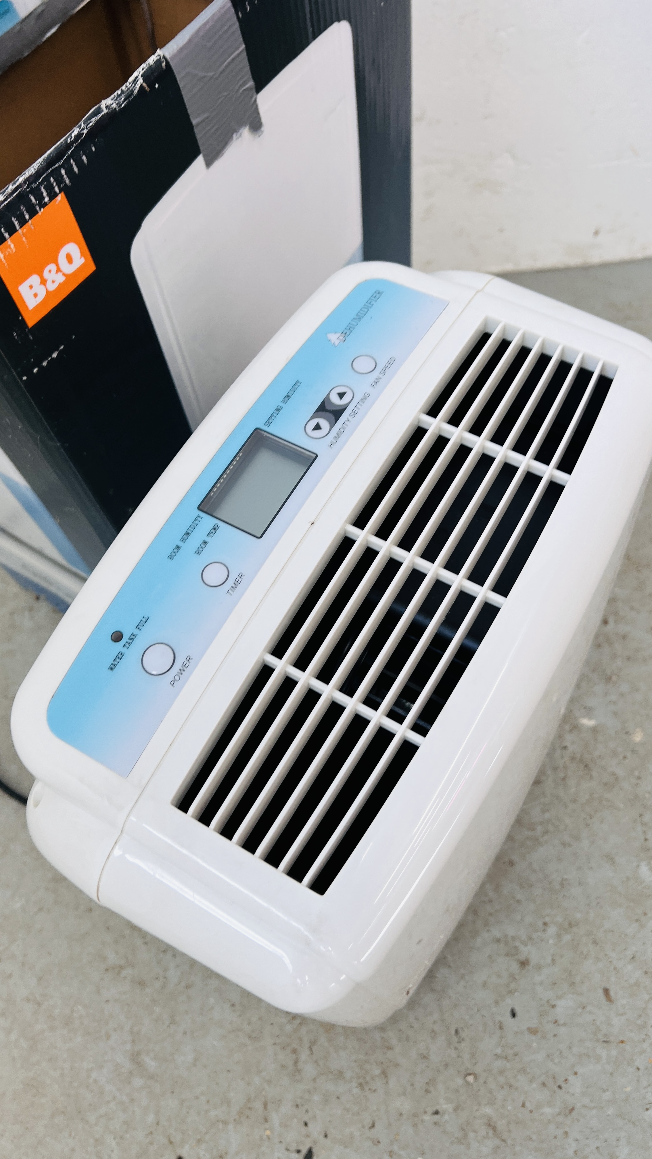 A 16L DEHUMIDIFIER ALONG WITH ORIGINAL BOX - SOLD AS SEEN. - Image 3 of 5