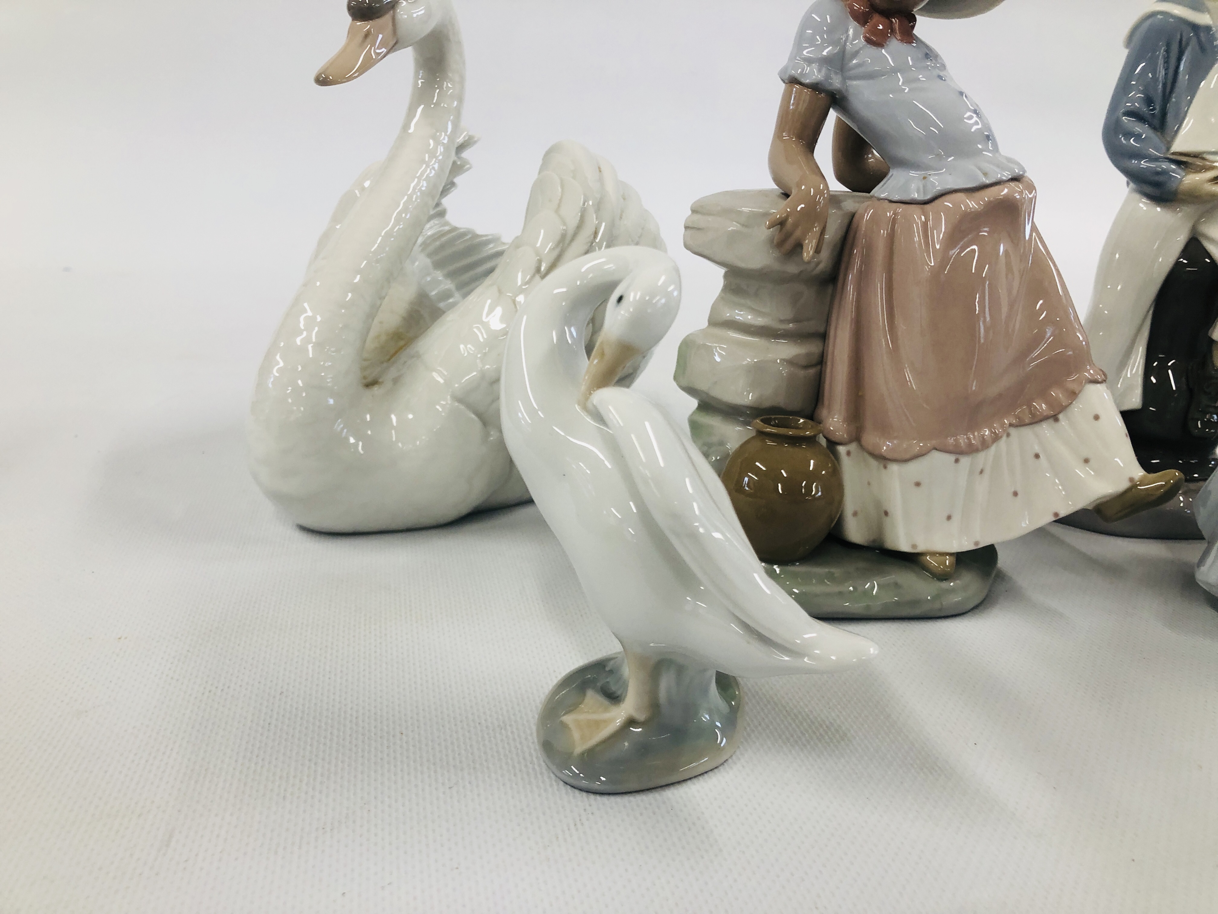 A COLLECTION OF 6 LLADRO CABINET ORNAMENTS TO INCLUDE SWAN, SAILOR ETC. - Image 2 of 9