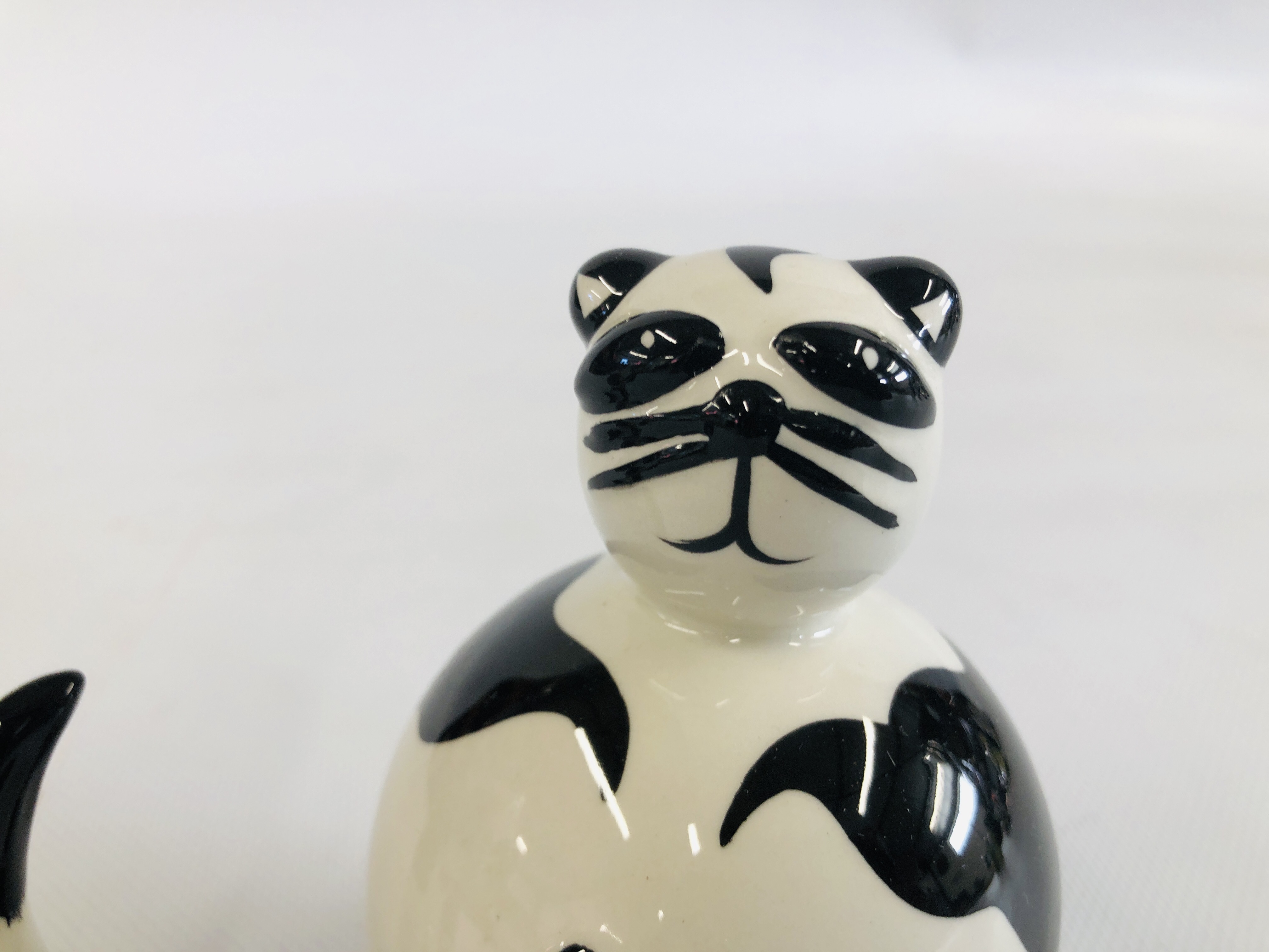 TWO "LORNA BAILEY" COLLECTORS CATS TO INCLUDE BOWLER H 11CM & PRECIOUS H 12CM BEARING SIGNATURE - Image 2 of 7