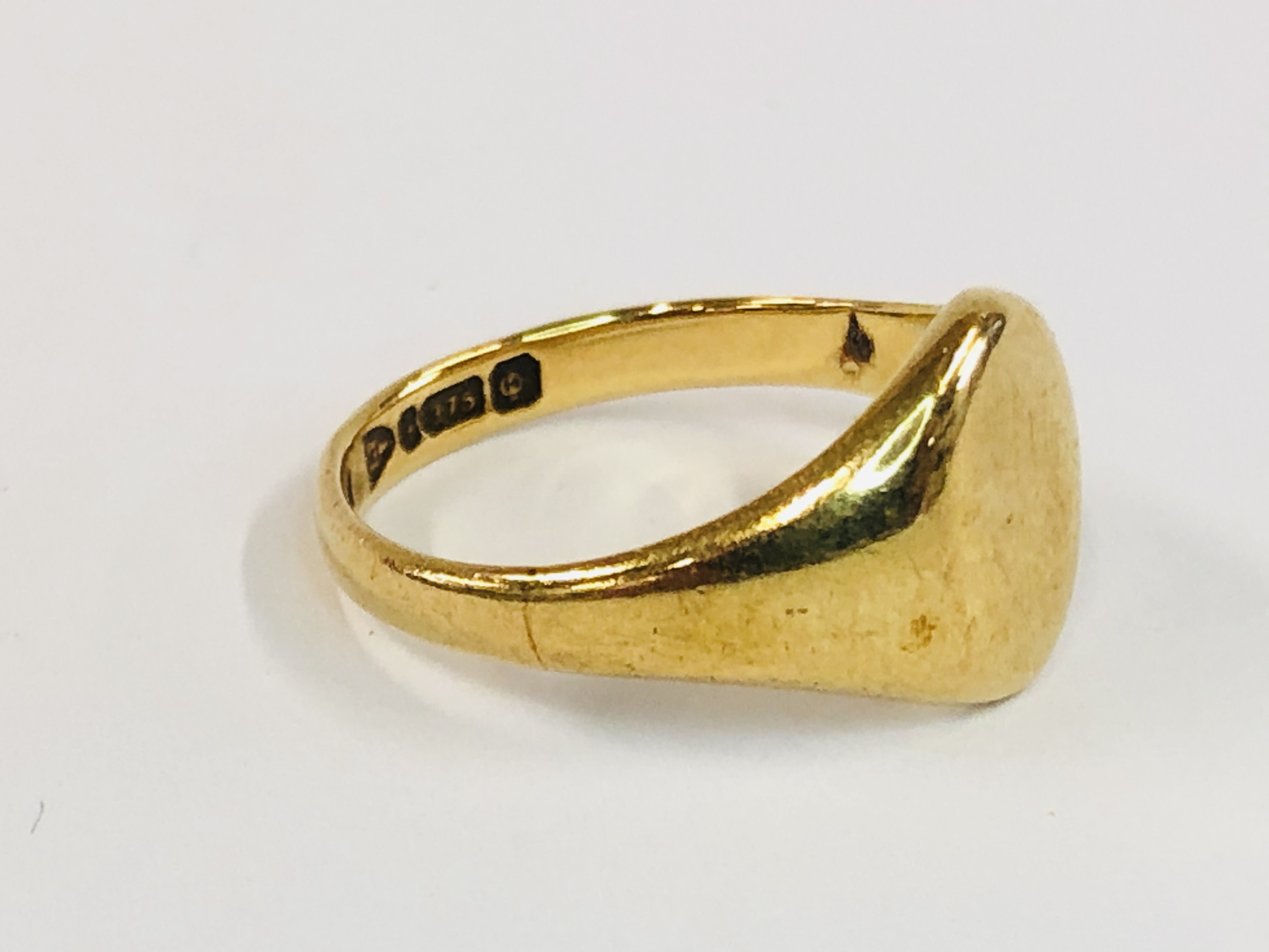 AN ANTIQUE 9CT GOLD SIGNET RING. - Image 4 of 8