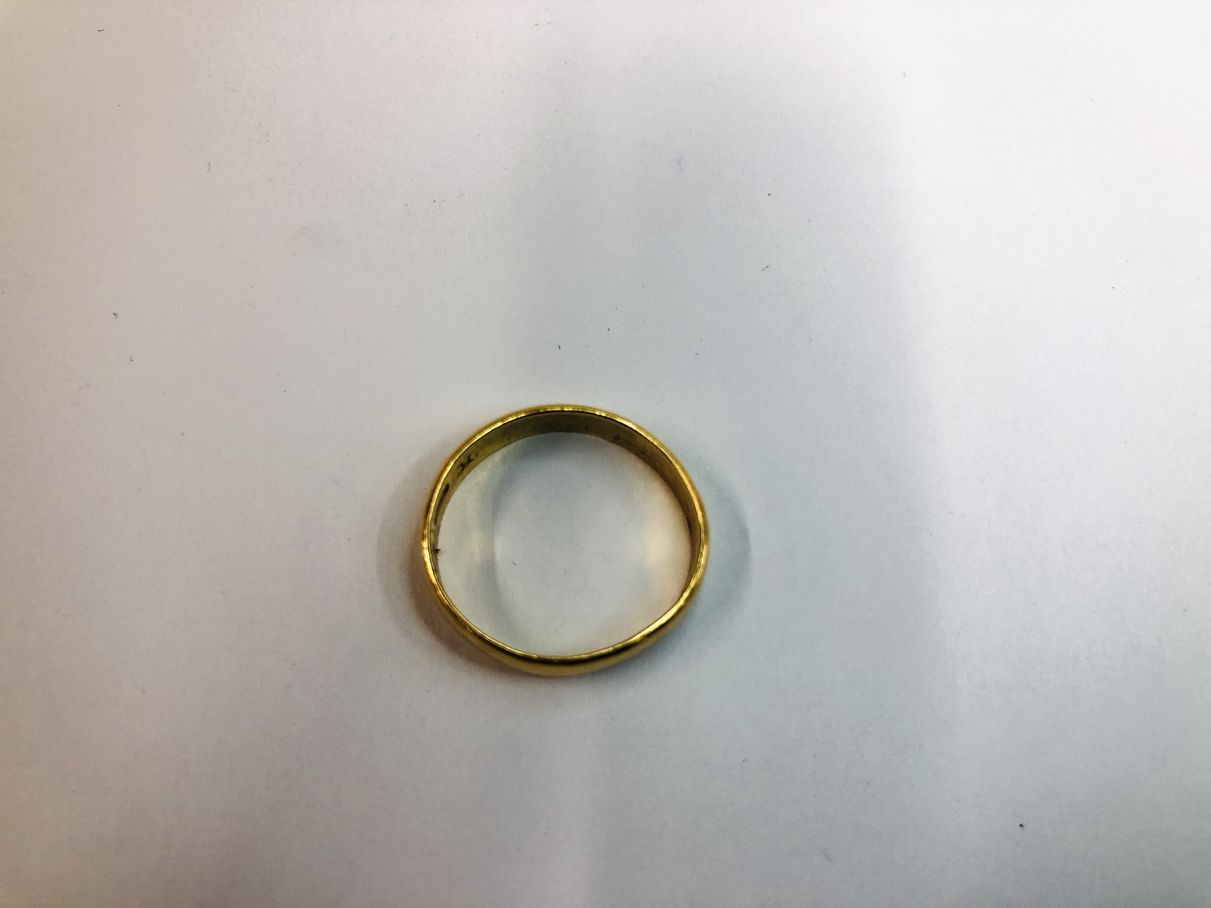 A 22CT GOLD WEDDING BAND. - Image 2 of 5