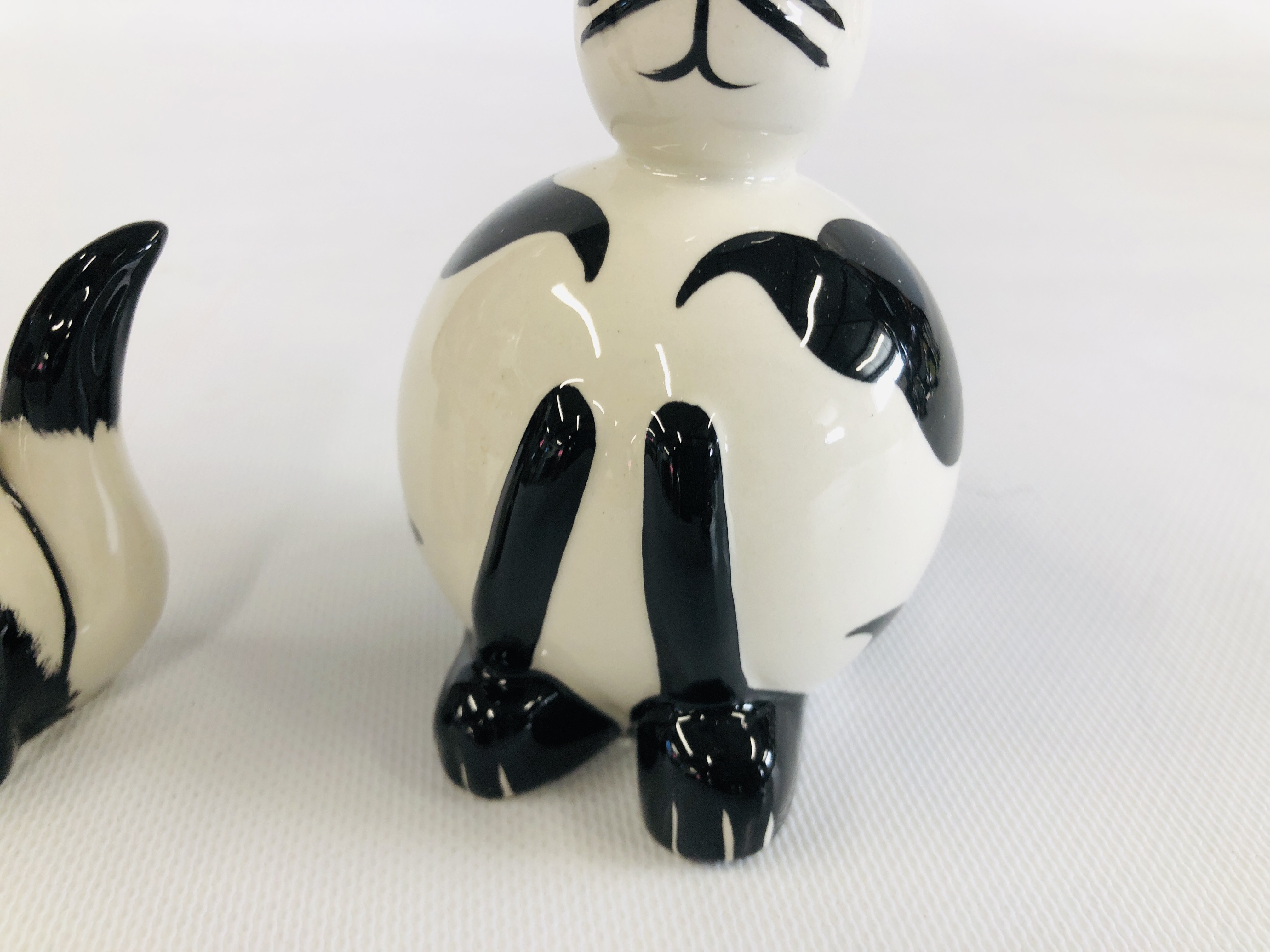 TWO "LORNA BAILEY" COLLECTORS CATS TO INCLUDE BOWLER H 11CM & PRECIOUS H 12CM BEARING SIGNATURE - Image 3 of 7