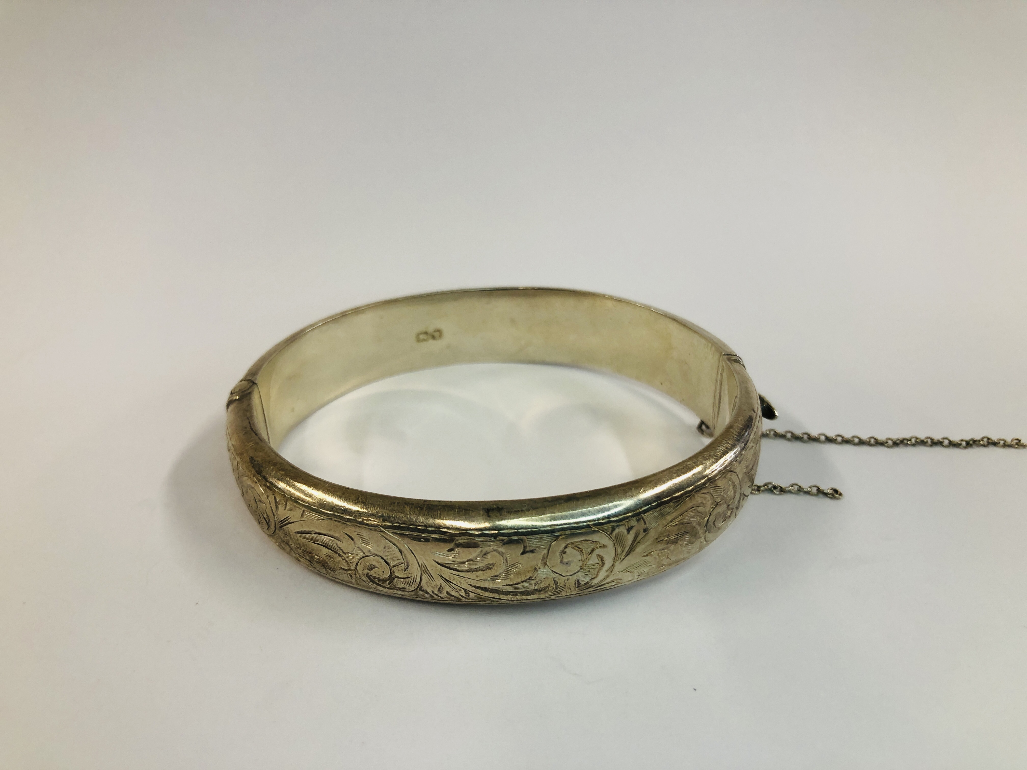 A VINTAGE SILVER ENGRAVED BANGLE (SAFETY CHAIN A/F) ALONG WITH A DRESS RING. - Image 5 of 11