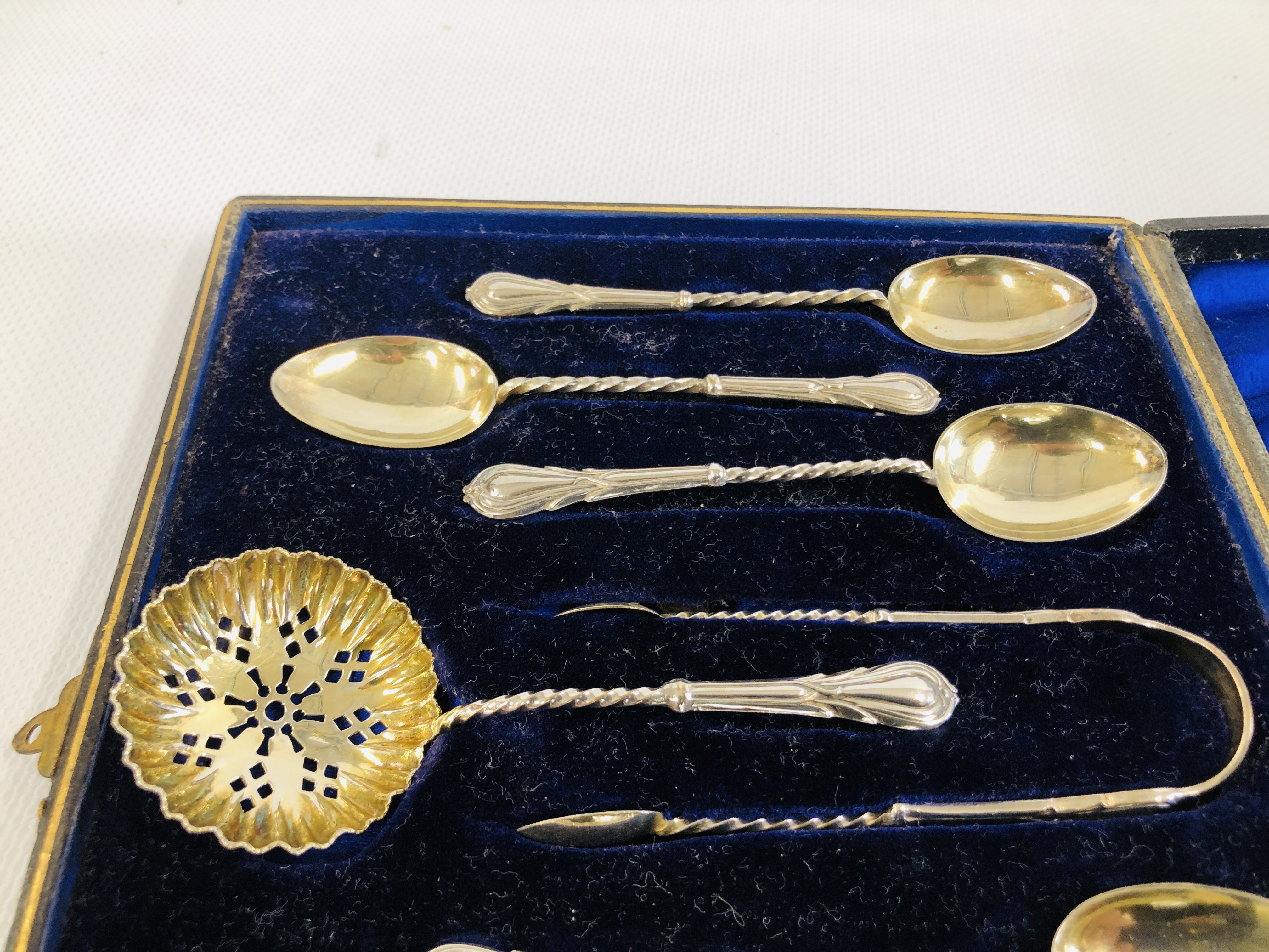 A CASED SILVER 8 PIECE SET OF CUTLERY COMPRISING OF 6 SPOONS, - Image 3 of 4