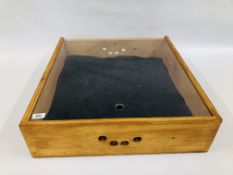 A SQUARE WOODEN DISPLAY CASE WITH PERSPEX TOP AND A BROOCH DISPLAY PAD W 59CM X D 63.5CM.