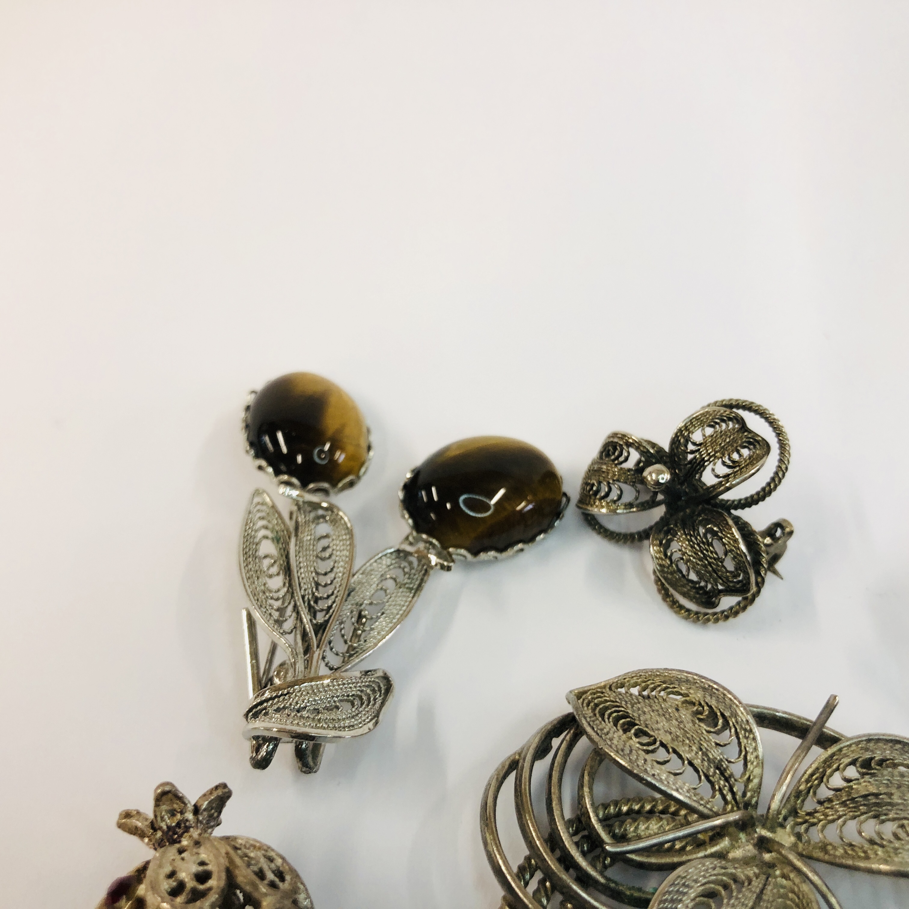 SELECTION OF 8 MIXED GRADE SILVER VINTAGE BROOCHES. - Image 5 of 6