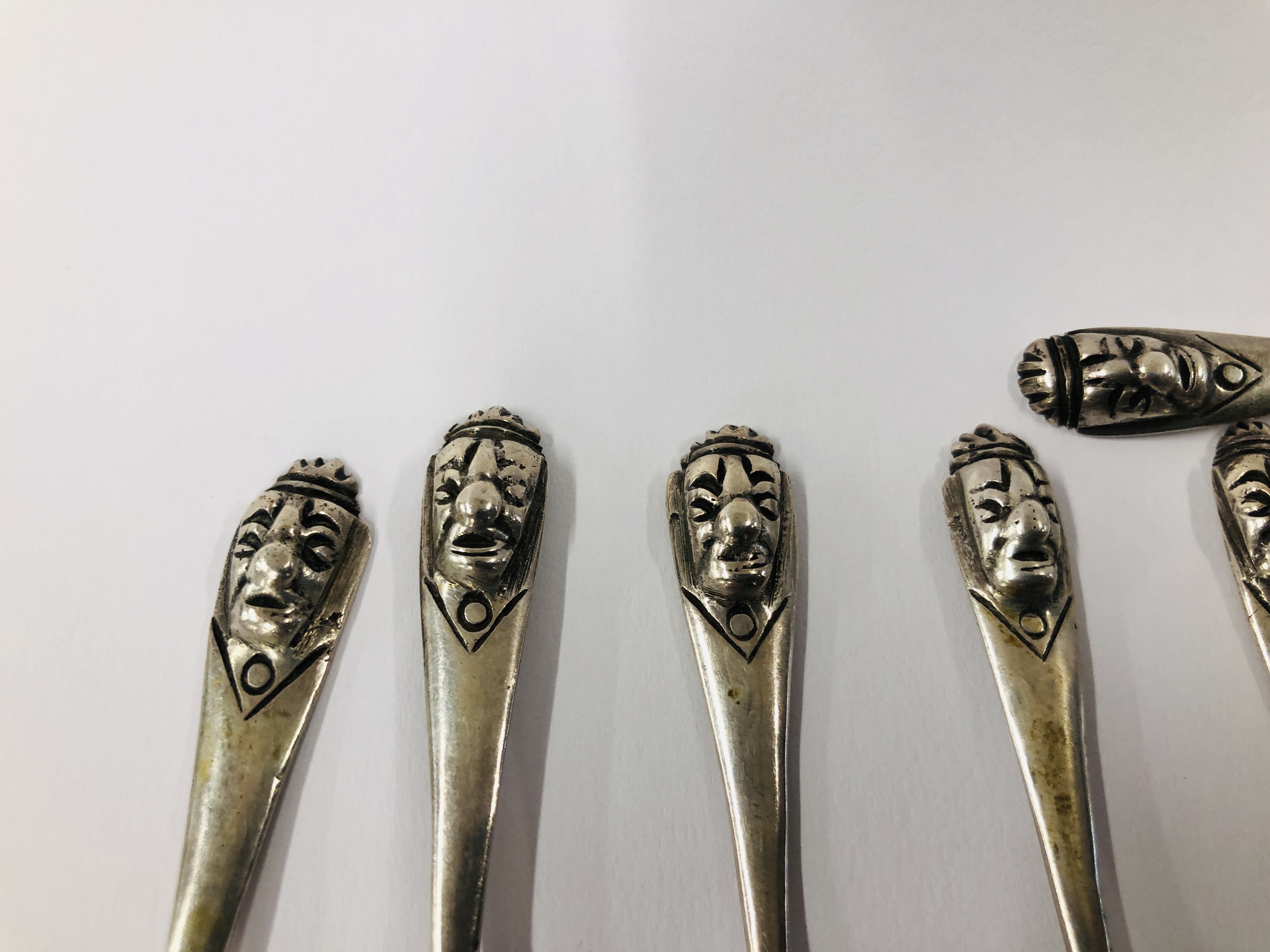 A SET OF TWELVE PERUVIAN SILVER COFFEE SPOONS WITH MASK HANDLES. - Image 2 of 8