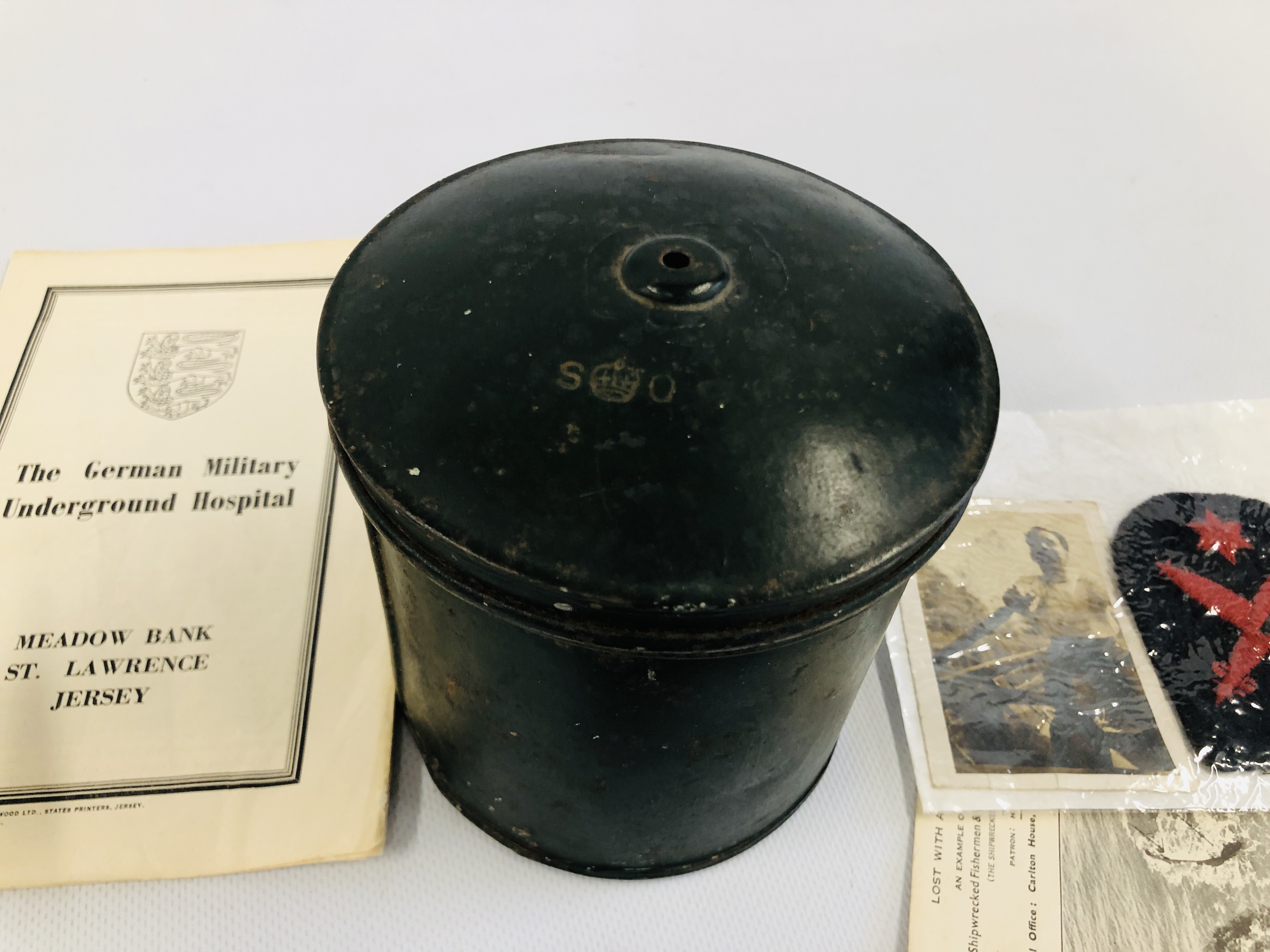 A BOX OF MILITARIA TO INCLUDE BUTTONS, TRENCH ART, COMPASS, SWEETHEART ROYAL IRISH MENU HOLDER ETC. - Image 13 of 13