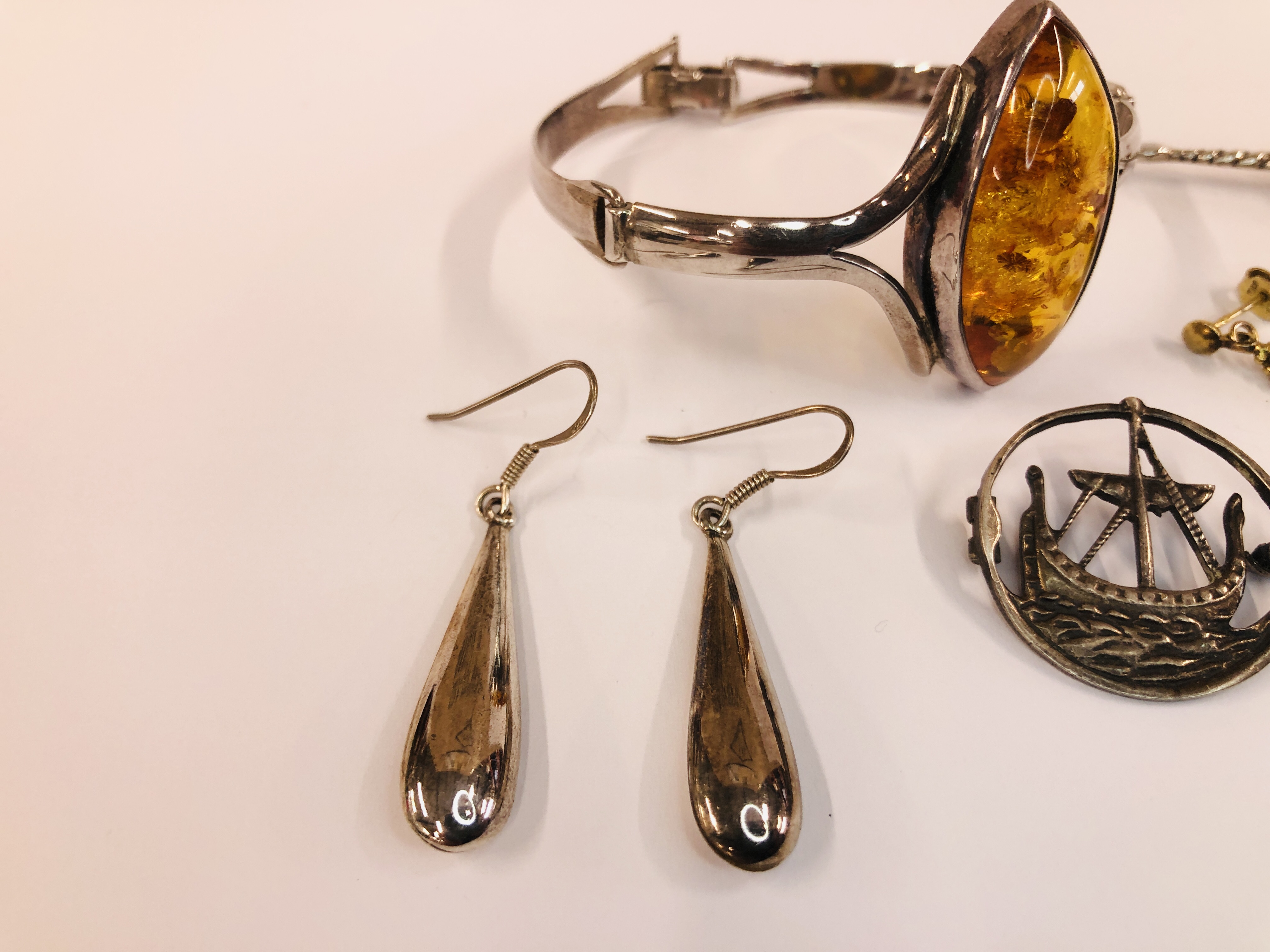 A COLLECTION OF SILVER JEWELLERY TO INCLUDE AN AMBER BRACELET AND BROOCH, - Image 5 of 5