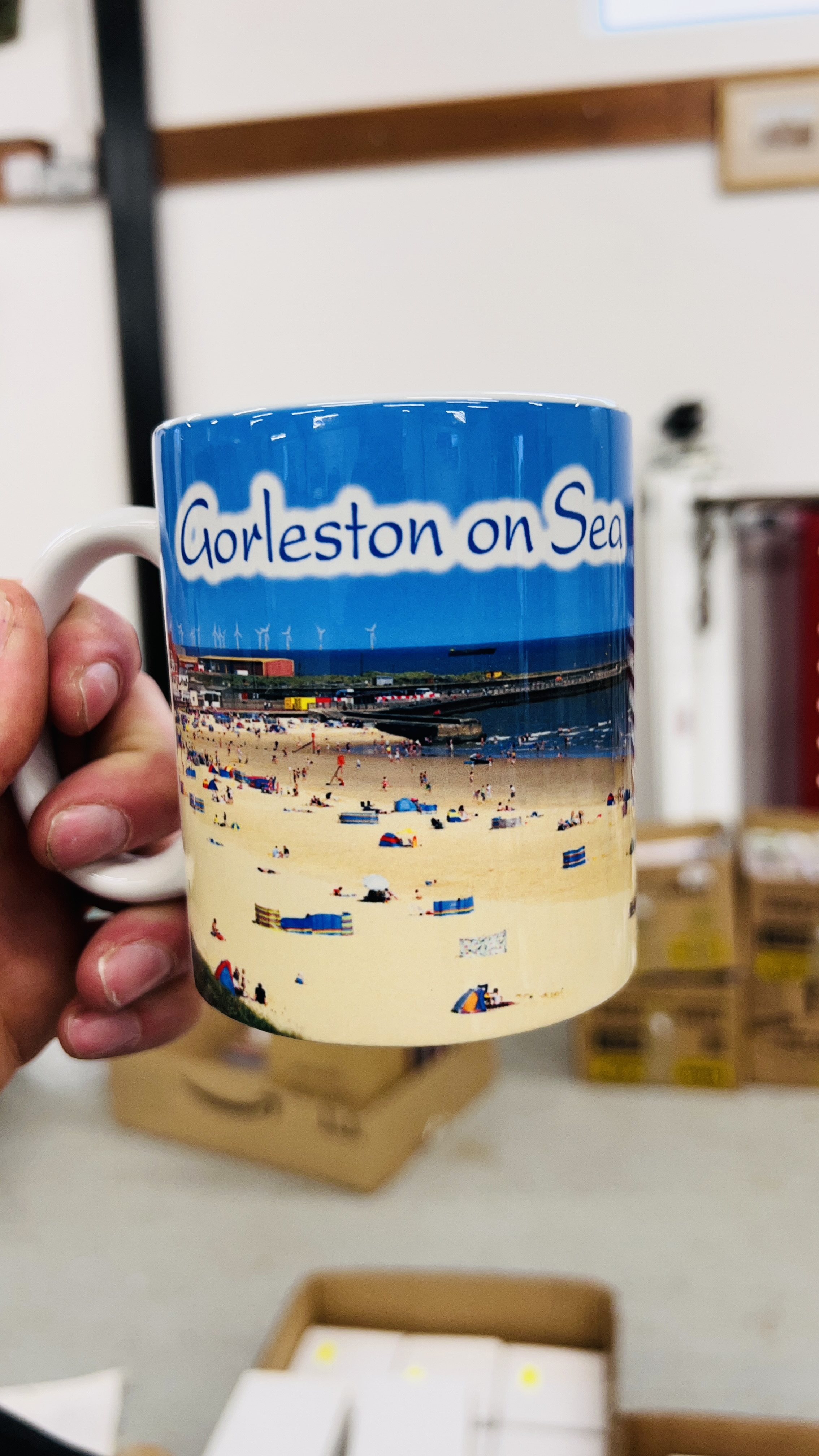 BANKRUPTCY STOCK - 4 X BOXES CONTAINING GORLESTON ON SEA COMM. MUGS (APPROX 55). - Image 4 of 5