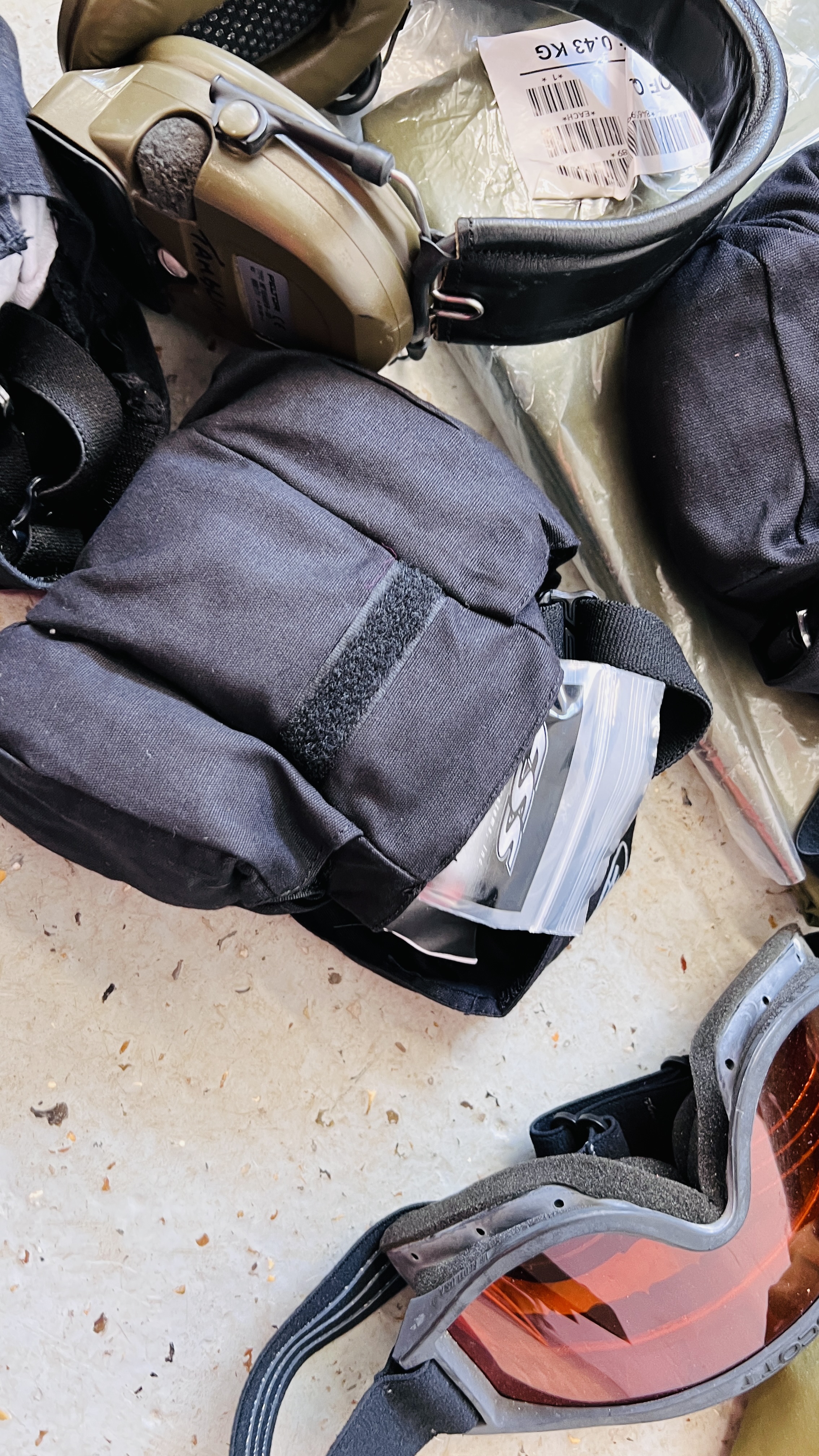 7 X KIT BAGS CONTAINING AN EXTENSIVE GROUP OF TACTICAL ARMY CLOTHING, BACK PACKS, - Image 9 of 24