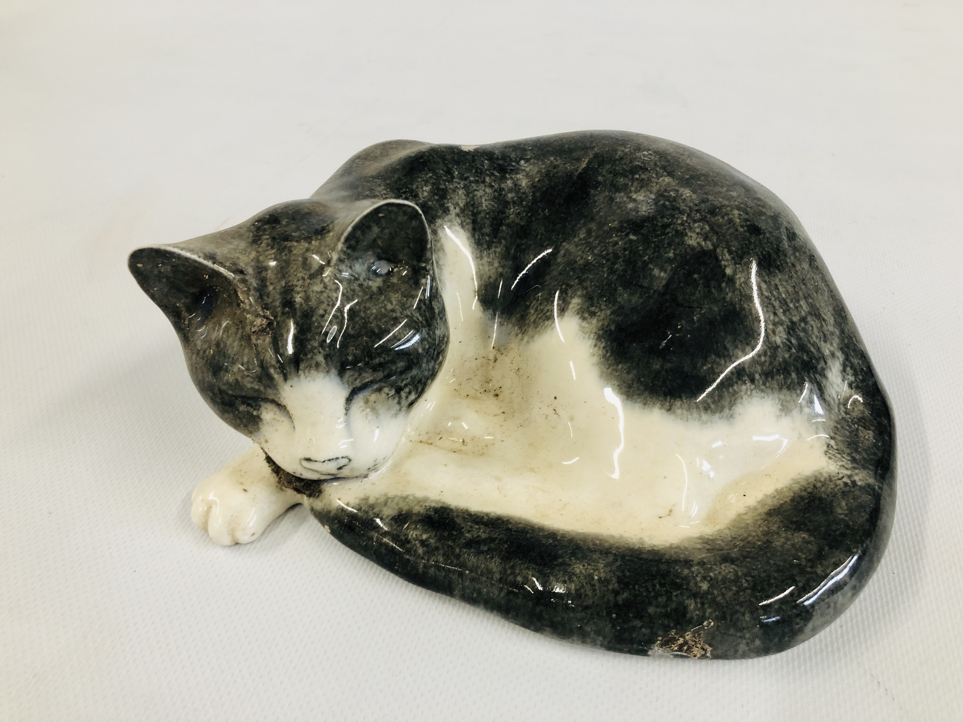 A STUDIO POTTERY SLEEPING CAT BEARING SIGNATURE MIKE HINTON - Image 3 of 6